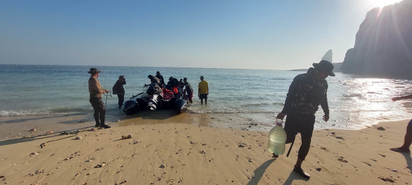 PERJUANGAN: Prajurit Korps Marinir TNI AL saat melakukan patroli darat untuk keamanan Pulau Nusa Barung Jember.(JUMAI/RADAR JEMBER)