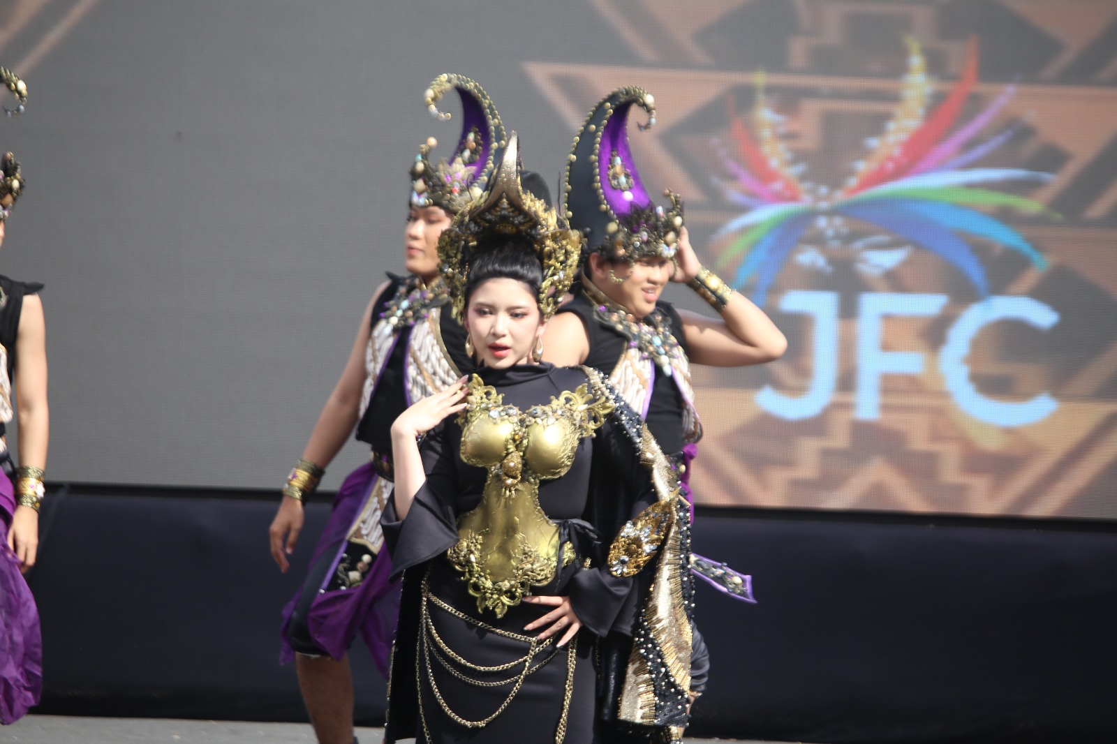 SPEKTAKULER: Penyanyi asli Jember, Tiara Anugrah Eka Setyo Andini tampil di acara JFC, kemarin.(YULIO FA/RADAR JEMBER)