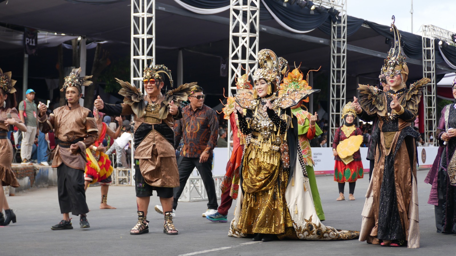 MEMUKAU: Bupati Jember Hendy Siswanto (kiri) bersama Kajati Jatim Mia Amiati dan Ketua TP PKK Jember Kasih Fajarini turun ke runway JFC 2024 bersama defile Jember. (SIDKIN/RJ)