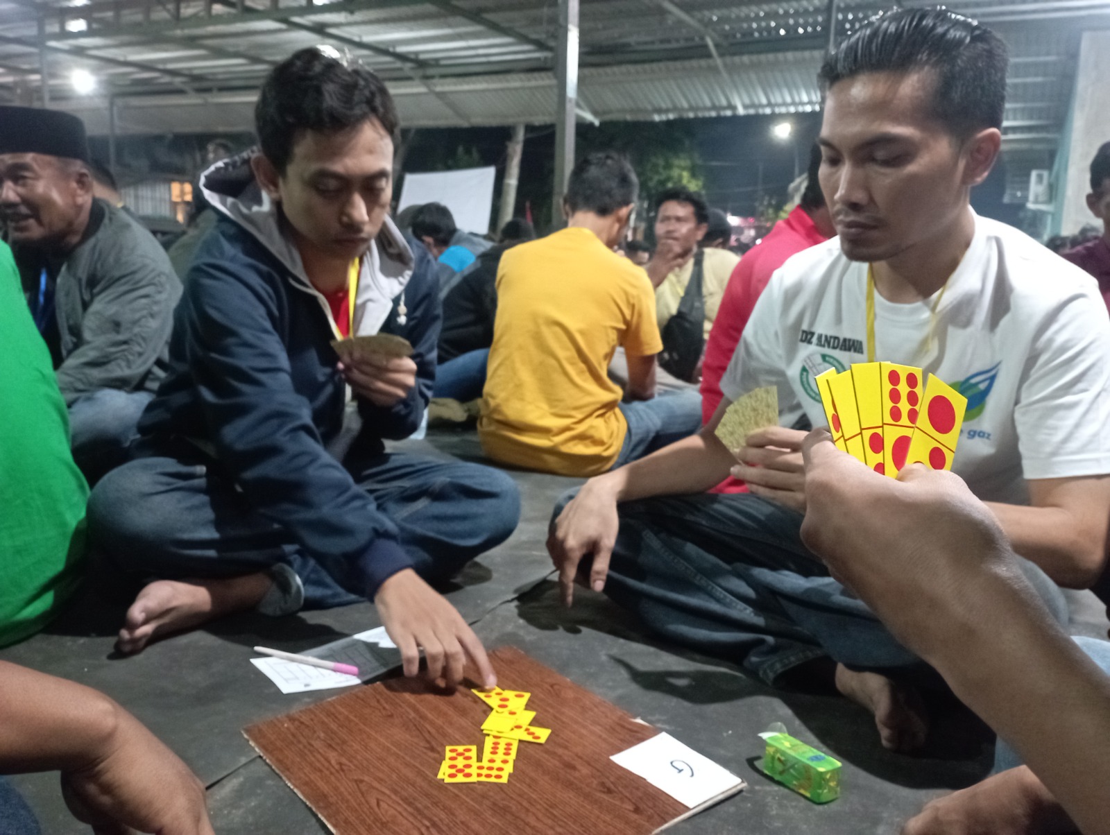 KONSENTRASI TINGGI: Para anggota Pordi Bondowoso saat mengikuti liga domino tingkat kabupaten, Sabtu (3/8).