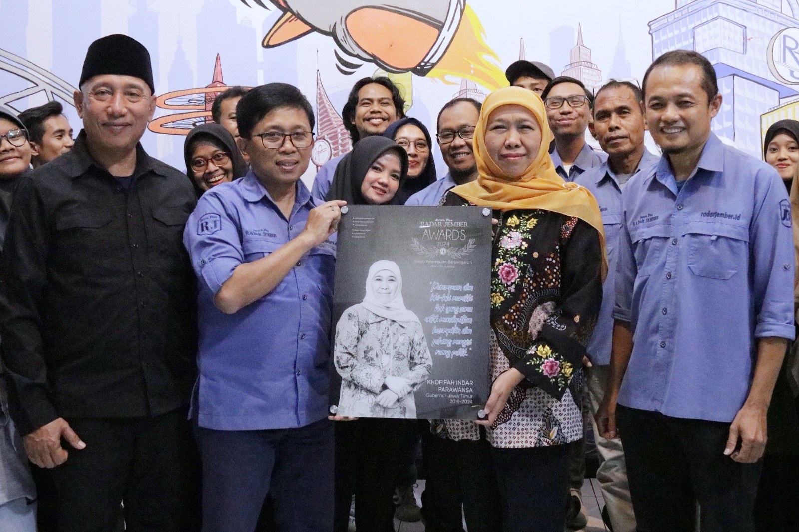 BERKUNJUNG: Khofifah Indar Parawansa (tengah) ketika berkunjung ke ruang redaksi Radar Jember.