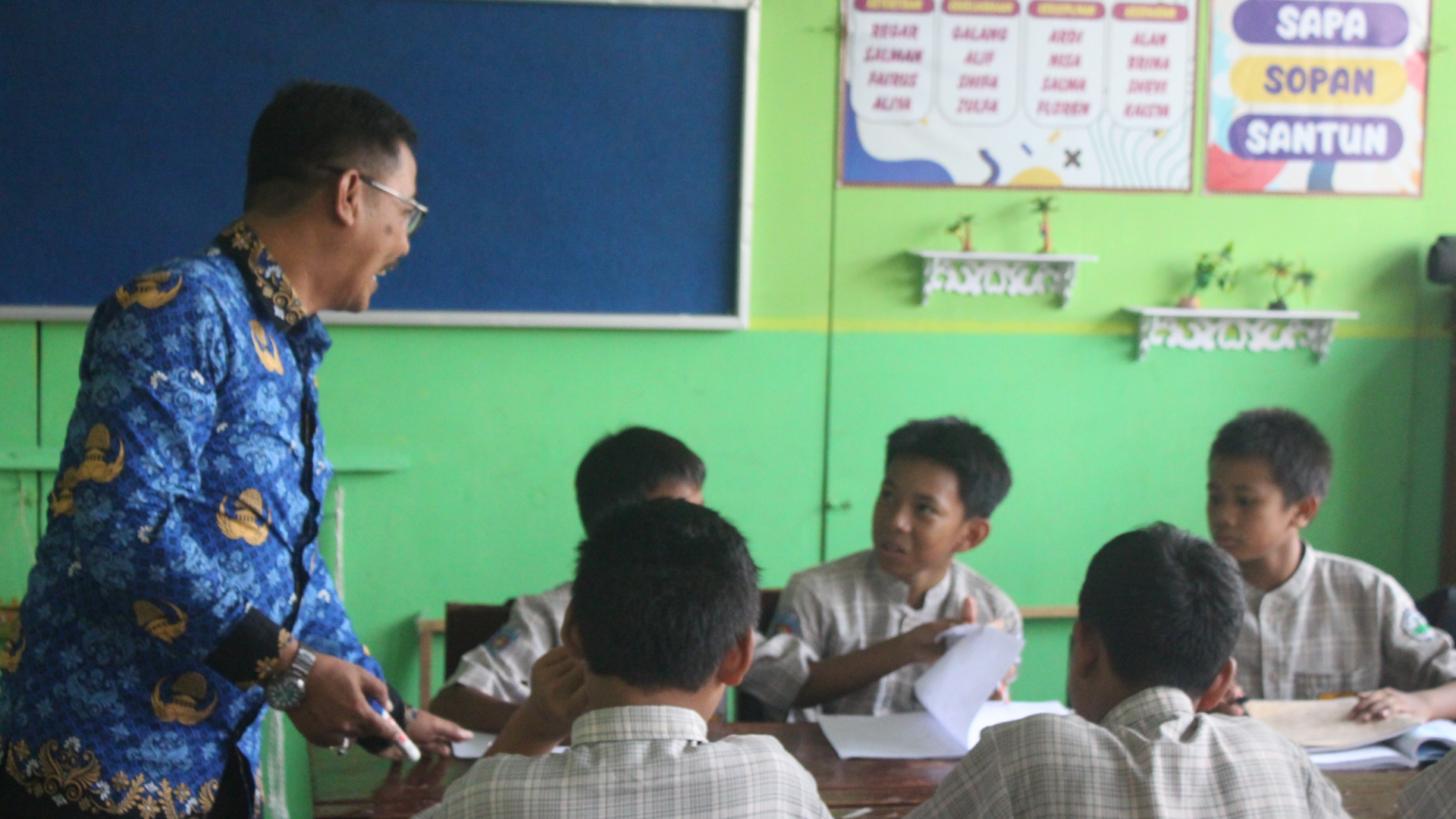 MASA PEMBELAJARAN: Sosok seorang guru di Lumajang saat mengajar siswa di dalam kelas.(MUHAMMAD HASBI/RAME)