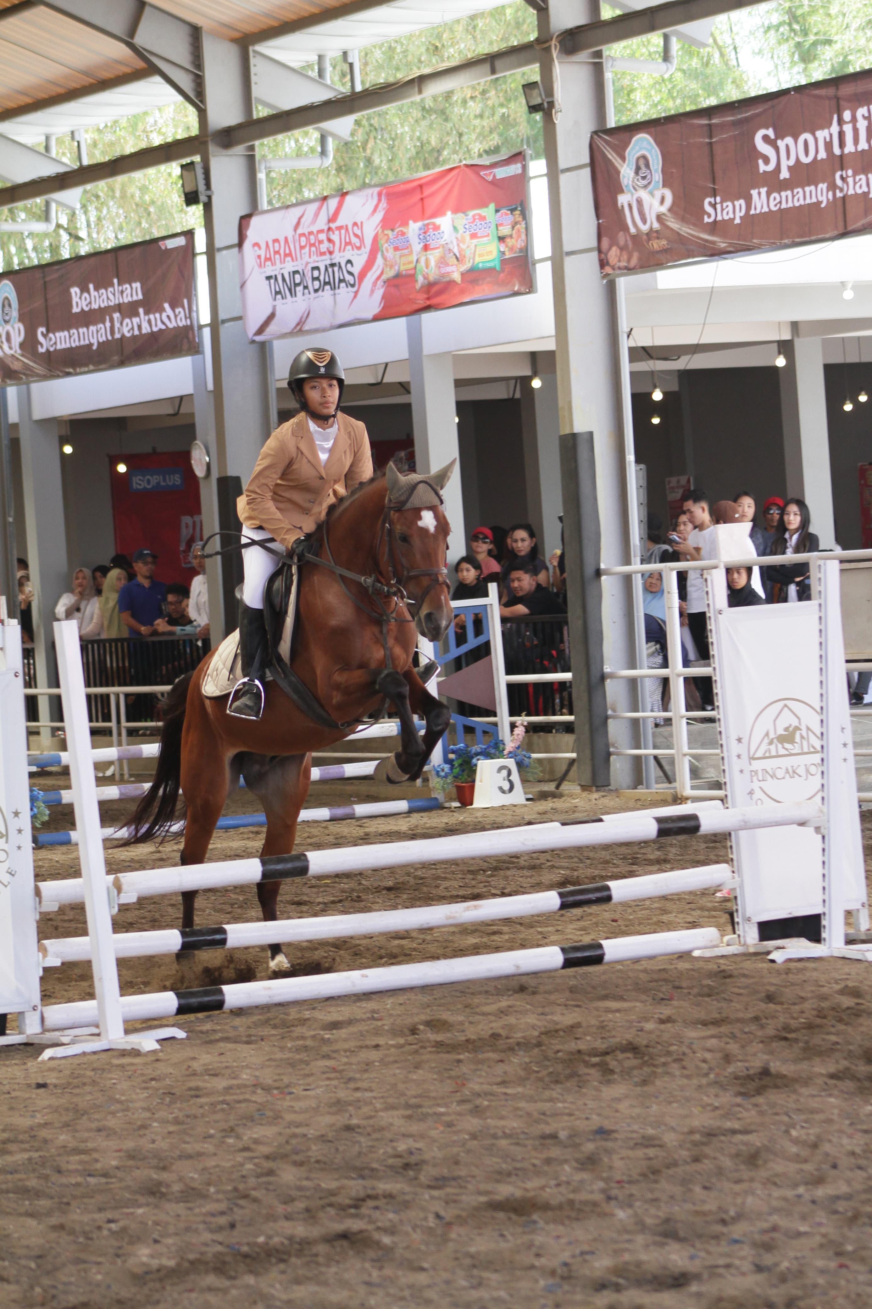TUNGGANGI KUDA:&nbsp;Atlet berkuda asal Jember unjuk skill pada ajang Piala Kemerdekaan Puncak Joyo Royal Stable pada kategori equestrian, Sabtu (3/8).(JEMBER RIDING CLUB)
