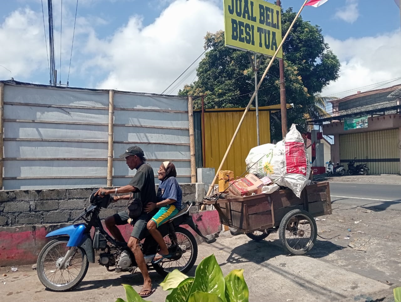 JUAL: Sukari bersama ibunya saat menuju tempat jual beli rongsokan di Kecamatan Pasirian. (IQBAL/RJ)