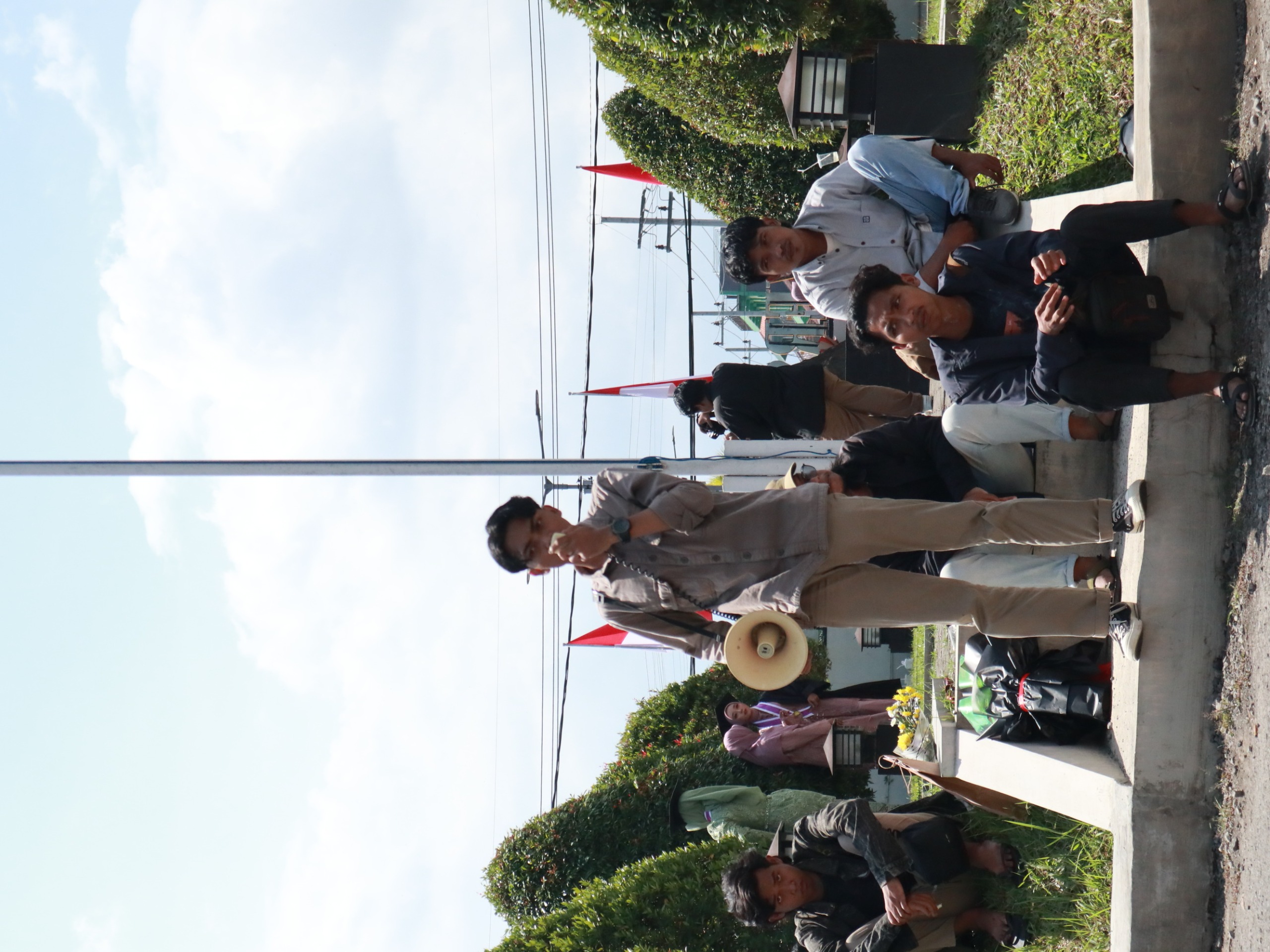 SAMPAIKAN PESAN: Mahasiswa UIN KHAS Jember yang baru saja diwisuda menyampaikan keresahannya kepada pihak kampus terkait sistem pendidikan, kemarin (7/8).(YULIO FA/RADAR JEMBER)