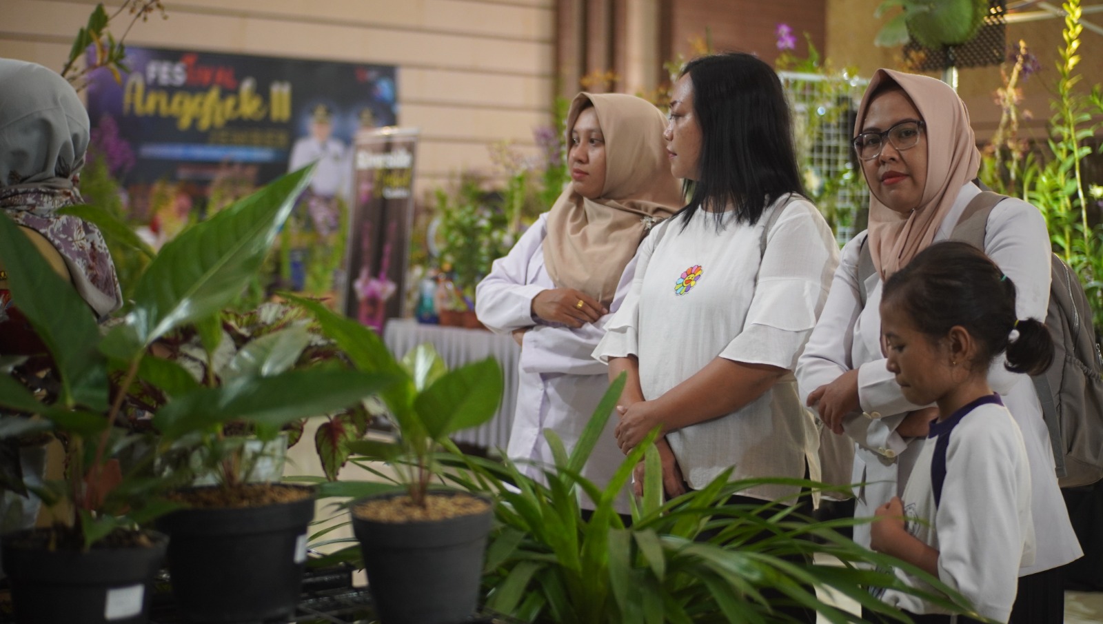 BANYAK PEMINAT: Pengunjung melihat bunga anggrek yang dijual di Festival Anggrek di Balai Serbaguna Kaliwates, kemarin. (YULIO FA/RADAR JEMBER)