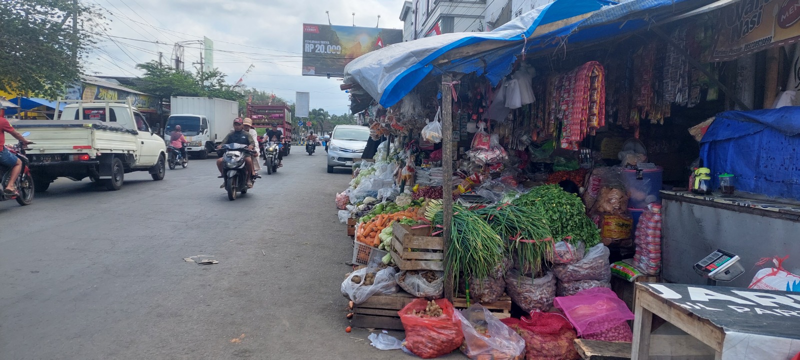 BUKAN TEMPATNYA: PKL di Jalan dr Wahidin, tepatnya di depan Pasar Kalisat, menempati bahu jalan.  (Jumai/ Radar Jember)