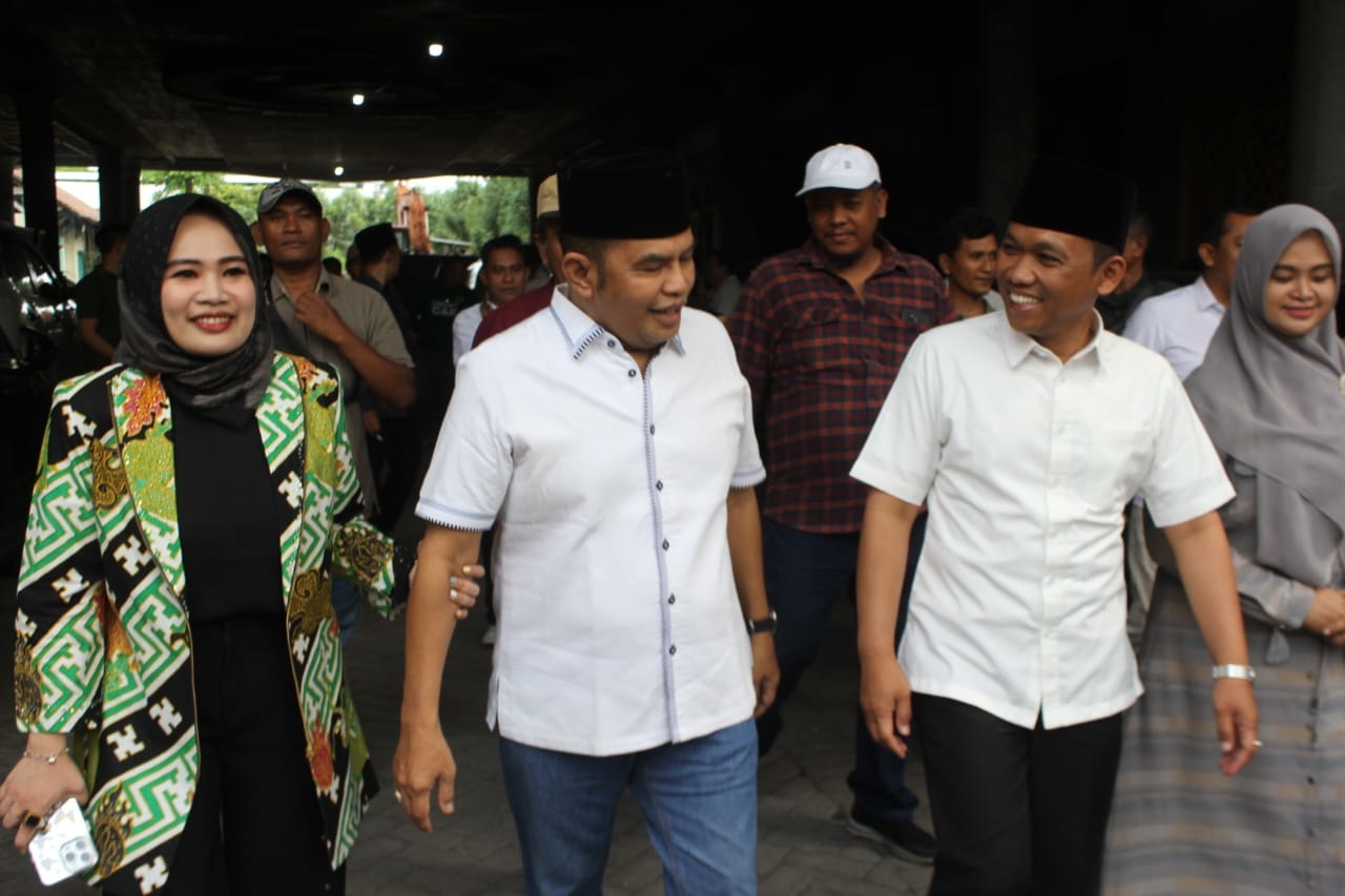 SILATURAHMI: Bupati Lumajang periode 2018-2023, Thoriqul Haq, saat berkunjung ke rumah H. Rofik, ayah Lucita Izza Rafika, caleg DPR RI PPP Dapil Lumajang-Jember. (ATIEQSON MAR IQBAL/RAME)