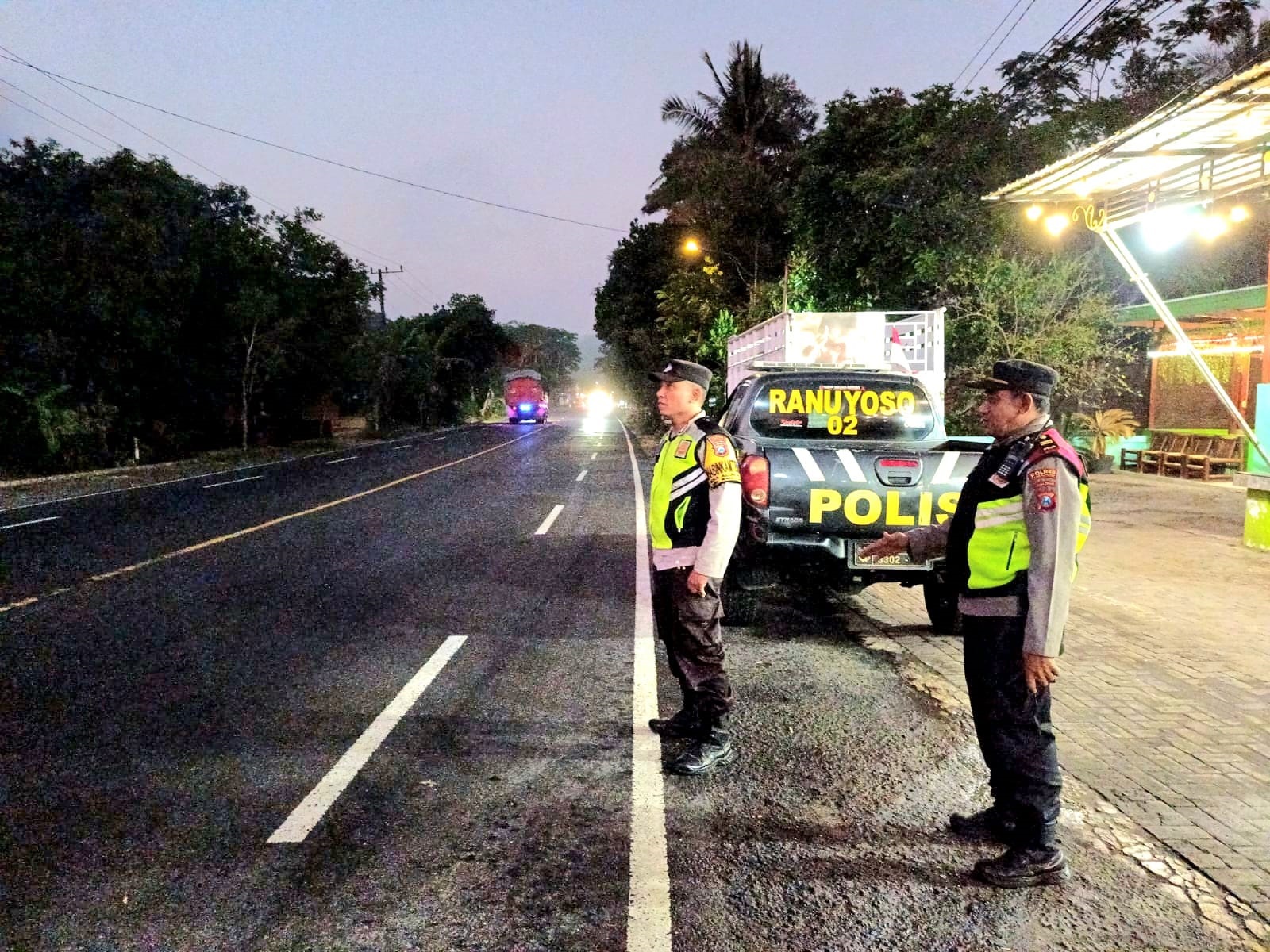 PENCEGAHAN: Petugas kepolisian melakukan patroli Subuh di wilayah Ranuyoso untuk mencegah kriminalitas. (MUHAMMAD HASBI/RADAR SEMERU)