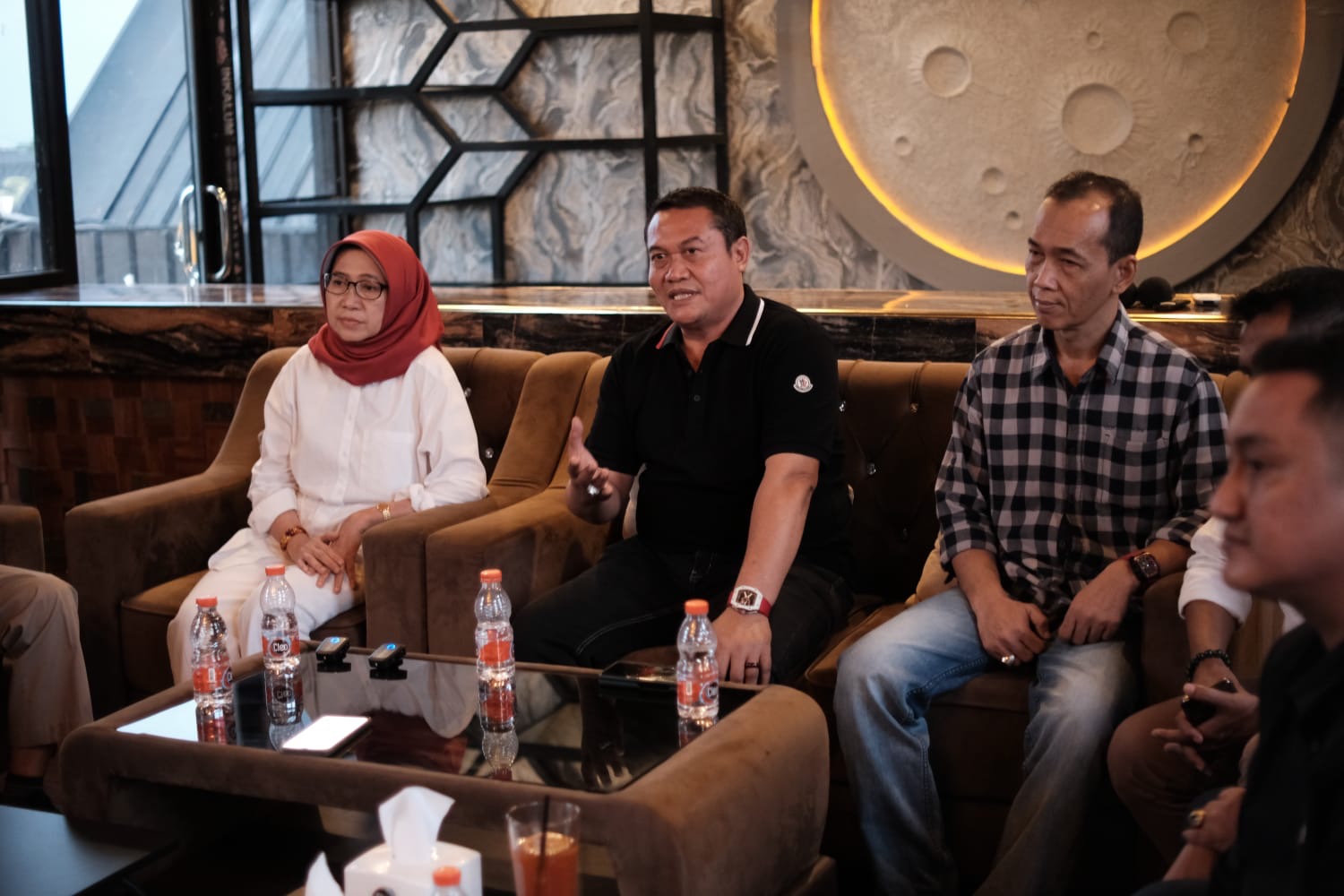 ATIEQSON MAR IQBAL/RAME KONSOLIDASI: Ketua DPC Gerindra Lumajang Indah Amperawati saat melakukan konsolidasi bersama DPC PDI P Lumajang, beberapa waktu lalu.