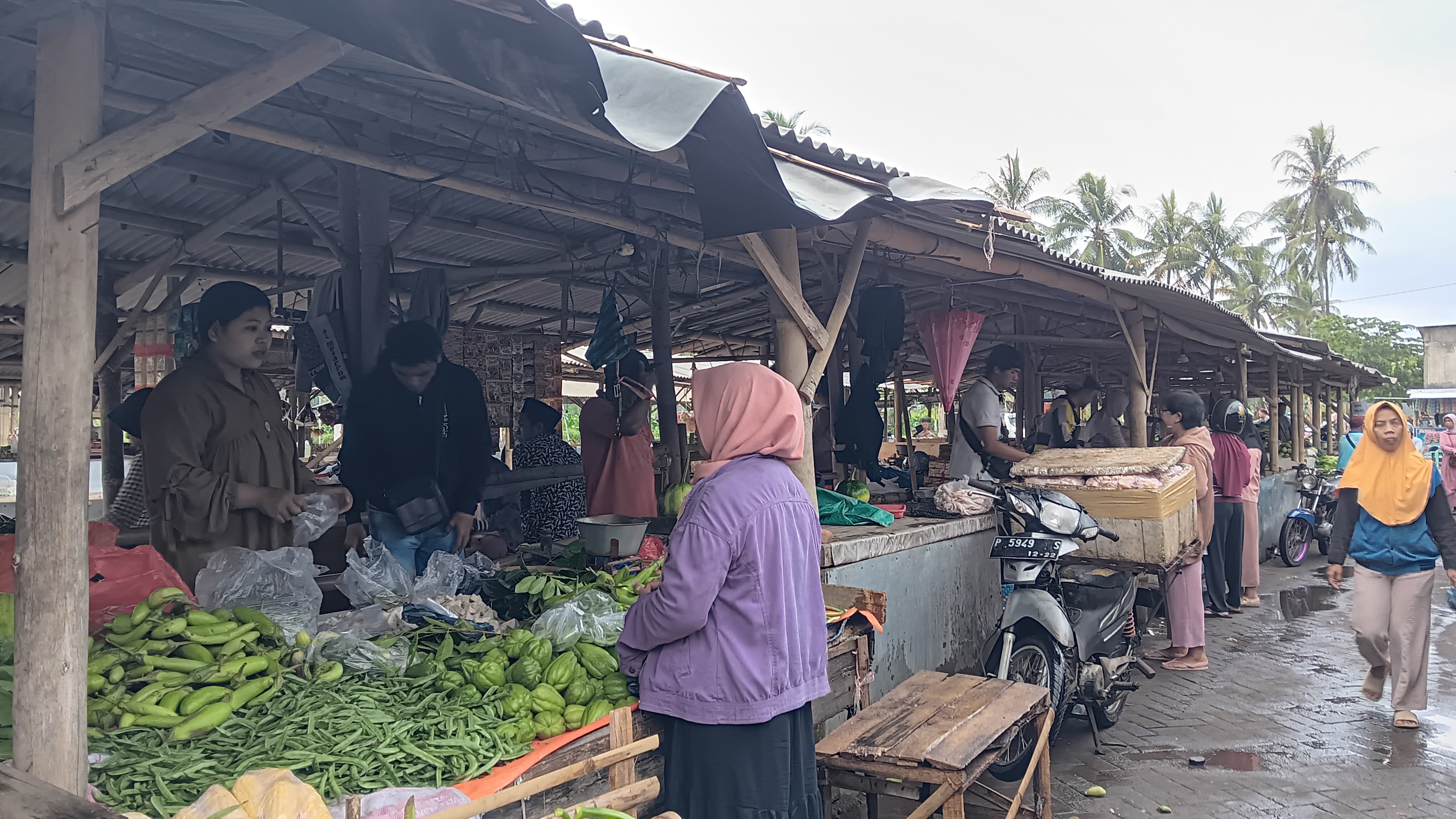 TRANSAKSI: Aktivitas pedagang dan konsumen di Pasar Sore Desa Dawuhan Mangli, Kecamatan Sukowono.&nbsp;Adanya pasar tersebut membuat transaksi ekonomi warga terus hidup.(M ADHI SURYA/RADAR JEMBER)