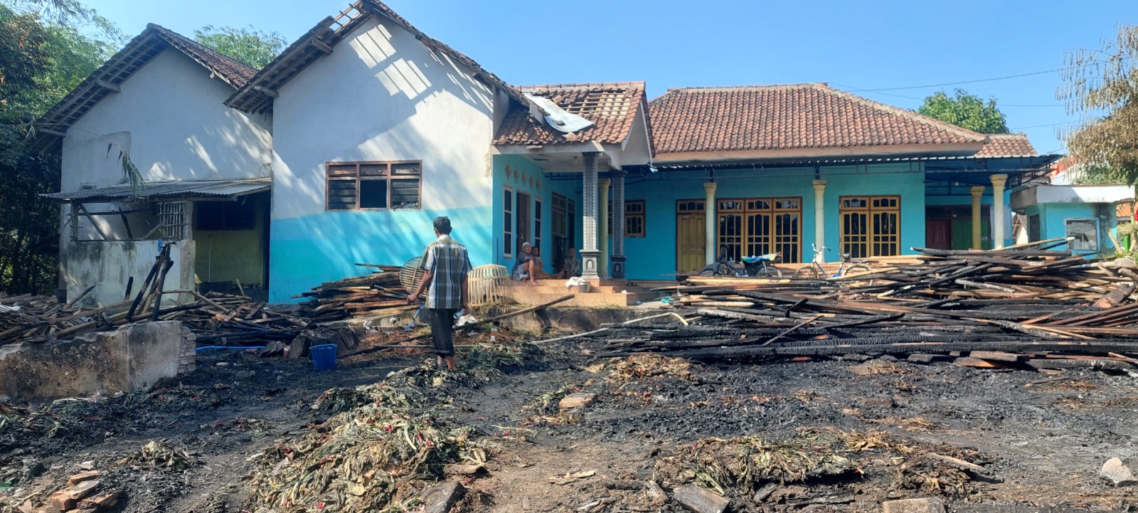 RATA DENGAN TANAH: Gudang pengeringan beserta isinya serta tumpukan kayu di dalam gudang ikut dilalap si jago merah. (JUMAI/RADAR JEMBER)