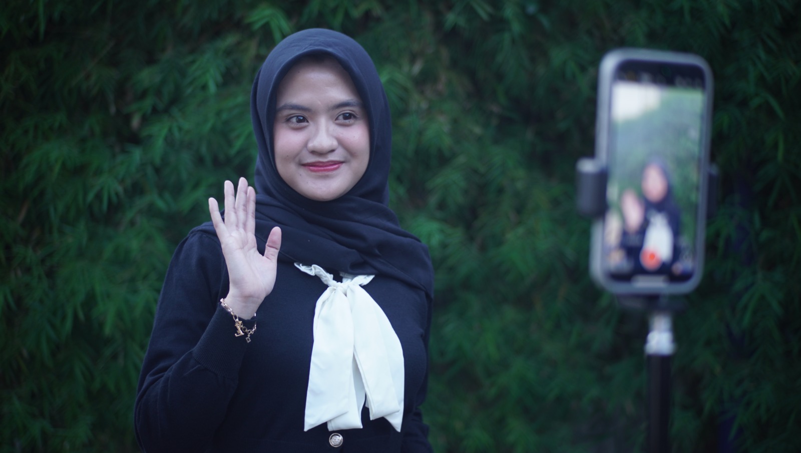 TERUS BERKARYA: Mirza Magfira merupakan salah satu influencer yang didukung oleh orang tuanya. (YULIO FA/RADAR JEMBER)