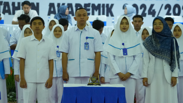 KHIDMAT: Prosesi pengucapan sumpah para mahasiswa Fikes Unmuh Jember, kemarin (8/8). UNMUH JEMBER