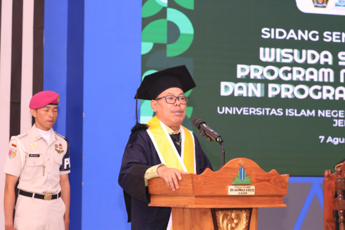 Rektor UIN KHAS Jember Prof Hepni menyampaikan pesan kepada ratusan wisudawan