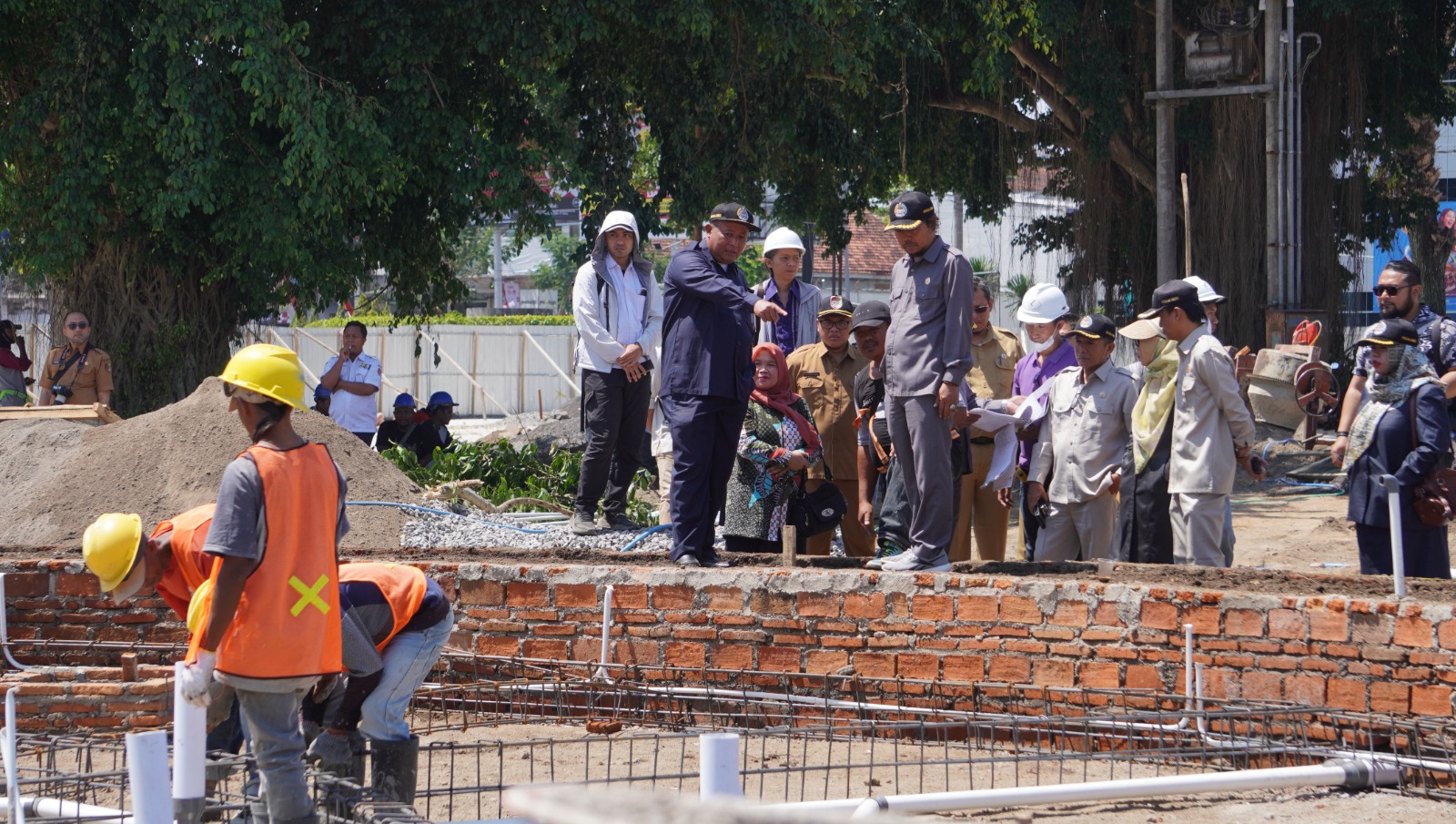 INSPEKSI: Anggota DPRD dan DPRKPCK Jember sidak pembangunan Alun-Alun Jember, Senin (12/8). (YULIO/RJ)