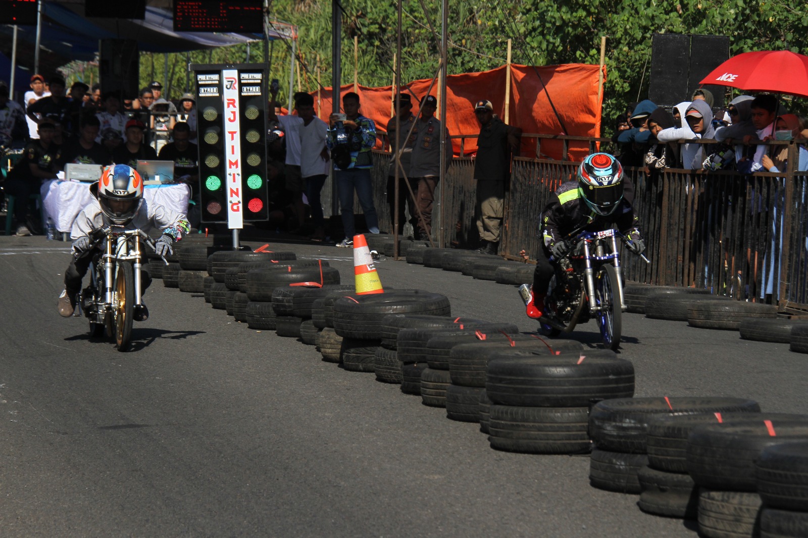 ADU CEPAT: Pembalap melaju cepat dalam event Semarak Puger Drag Bike 201M Open Championship, di sirkuit Puger.(JUMA&rsquo;I/RADAR JEMBER)