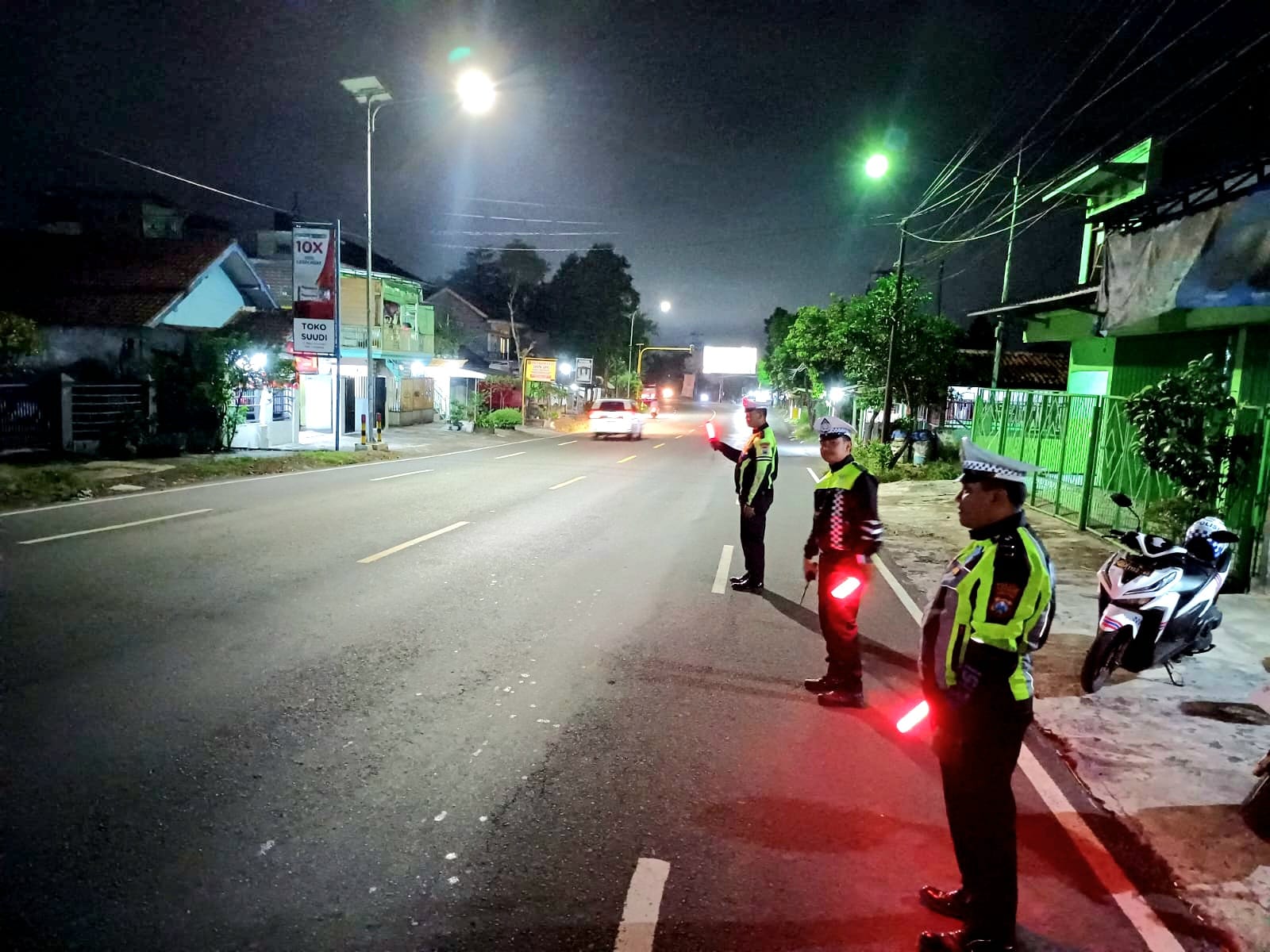 TERUS DIPANTAU: Petugas satuan lalu lintas saat melakukan patroli rutin di Jalan Raya Nasional Kedungjajang, belum lama ini. (SATLANTAS POLRES LUMAJANG)