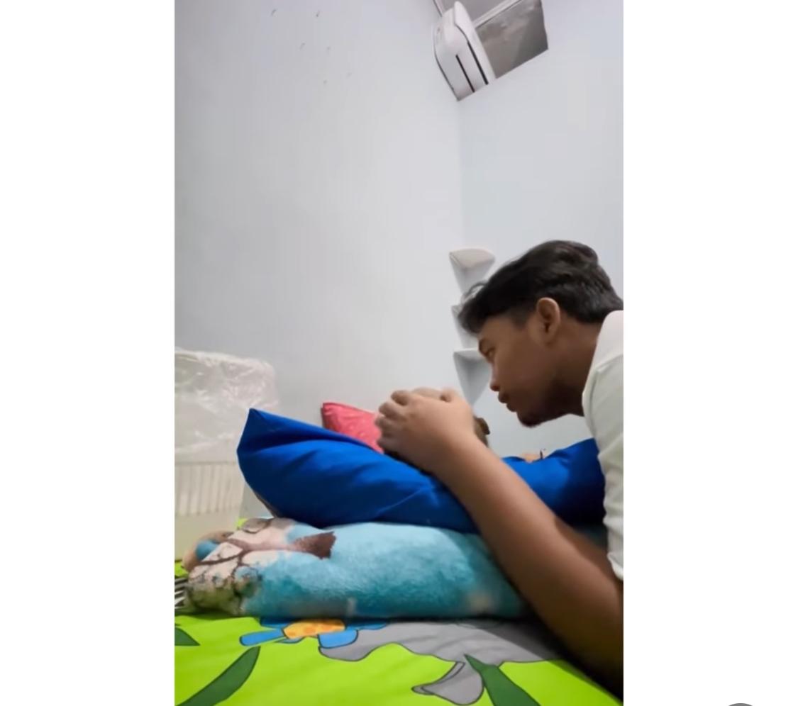 SETIA: Momen Albi seorang lelaki dengan penuh kasih sayang menemani dan menjaga kekasihnya yang sedang berjuang melawan kanker ovarium.