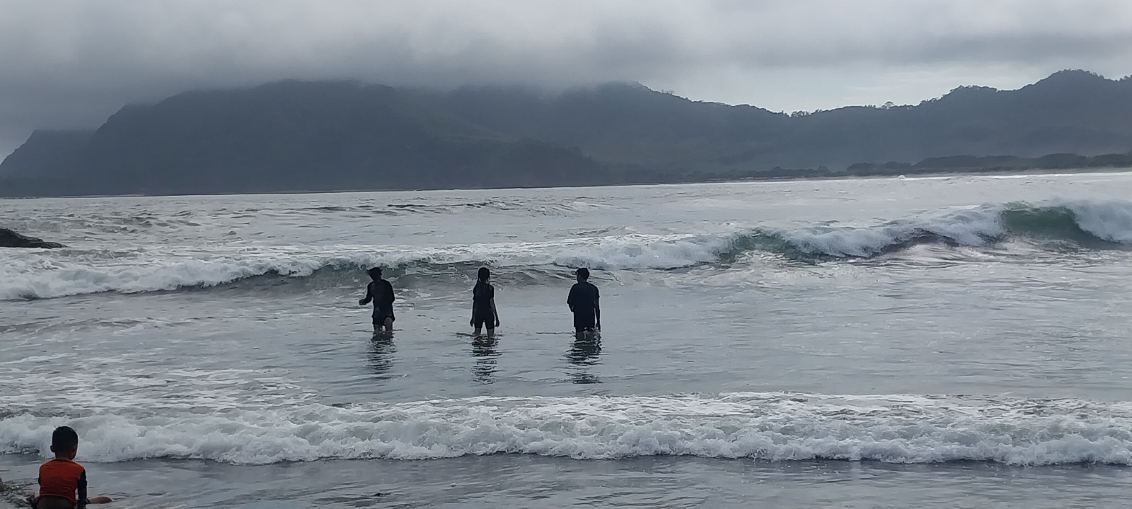 AWAS BERBAHAYA: Kondisi ombak di pantai selatan besar. Meski begitu, banyak warga yang tetap mandi di laut. (JUMAI/RJ)