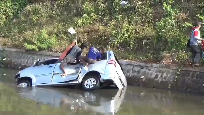 MAKAN KORBAN: Gara-gara sopir ngantuk Mobil Suzuki APV masuk ke sungai Bondoyudo setelah menabrak pengendara sepeda motor. (JUMAI/RJ)