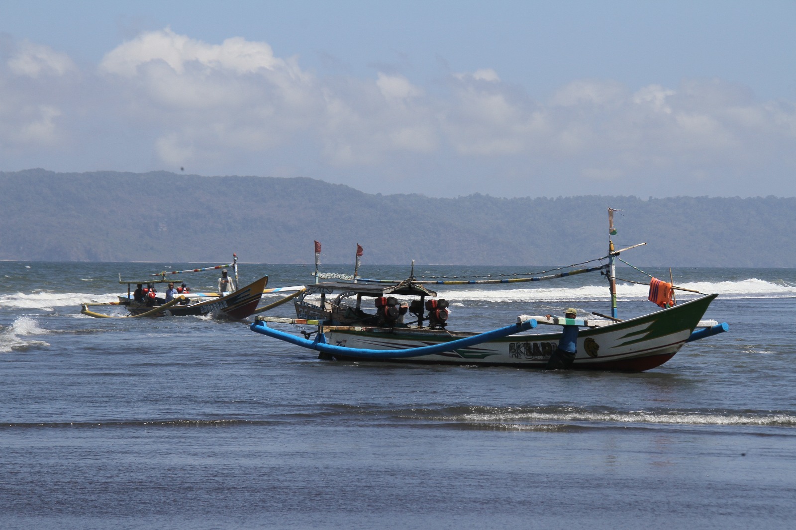 KANDAS: Dua jukung milik nelayan yang kesulitan pulang di plawangan Pantai Getem, Desa Mojomulyo, Kecamatan Puger.(JUMAI/ RADAR JEMBER)