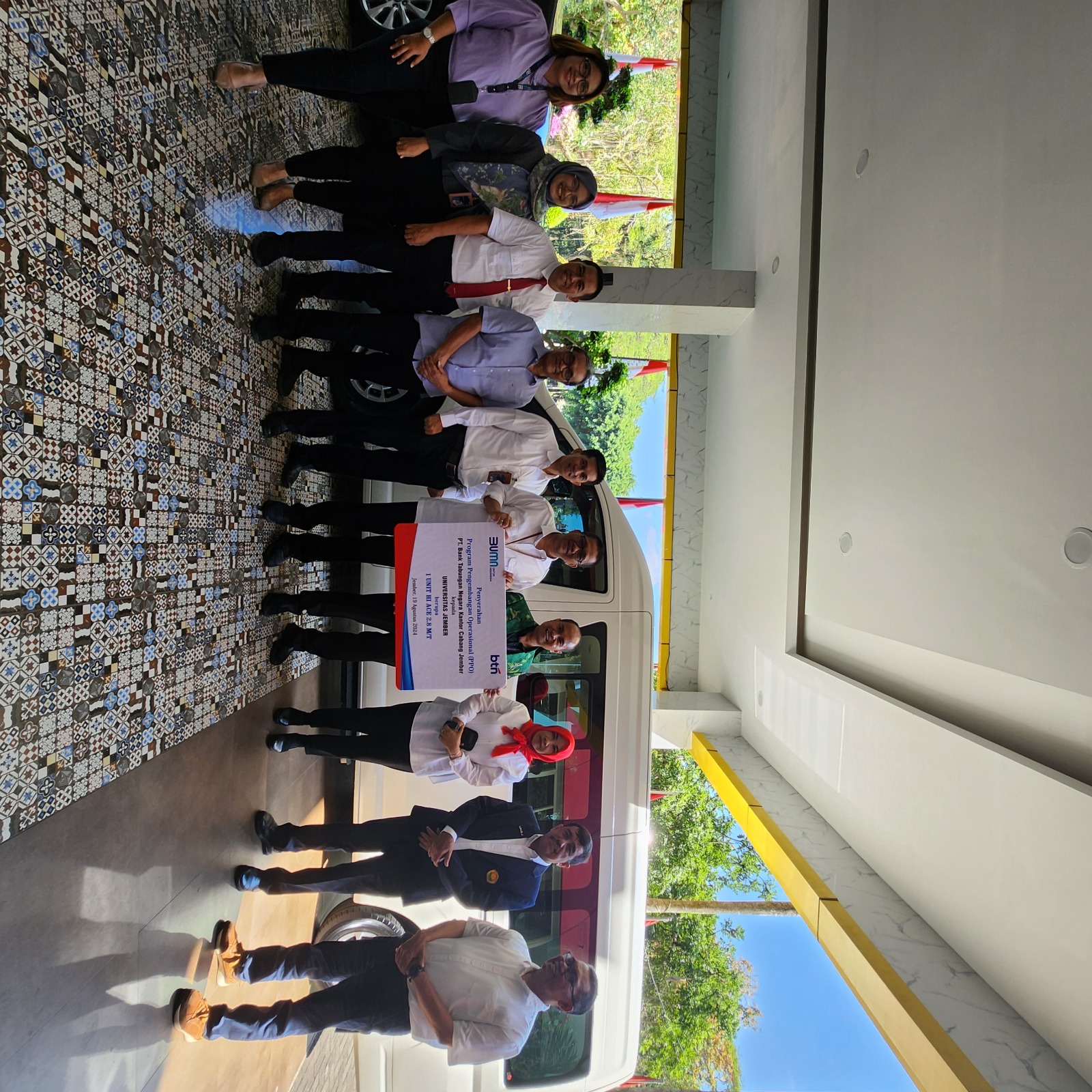 SERAHKAN MANFAAT PPO : Branch Manager PT.  Bank Tabungan Negara Kantor Cabang Jember, Noval Hansen Dongoran menyerahkan 1 Unit Mobil Toyota Hiace yang diterima langsung oleh Rektor Unej