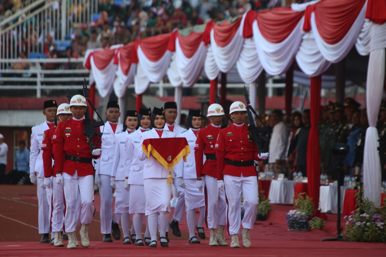 MEMBANGGAKAN: Shazia Putri Mahdika, pembawa baki Paskibraka Jember, dalam upacara penurunan bendera HUT Ke-79 RI &nbsp;di Stadion JSG, Sabtu (17/8) lalu.(YULIO FA/RADAR JEMBER)