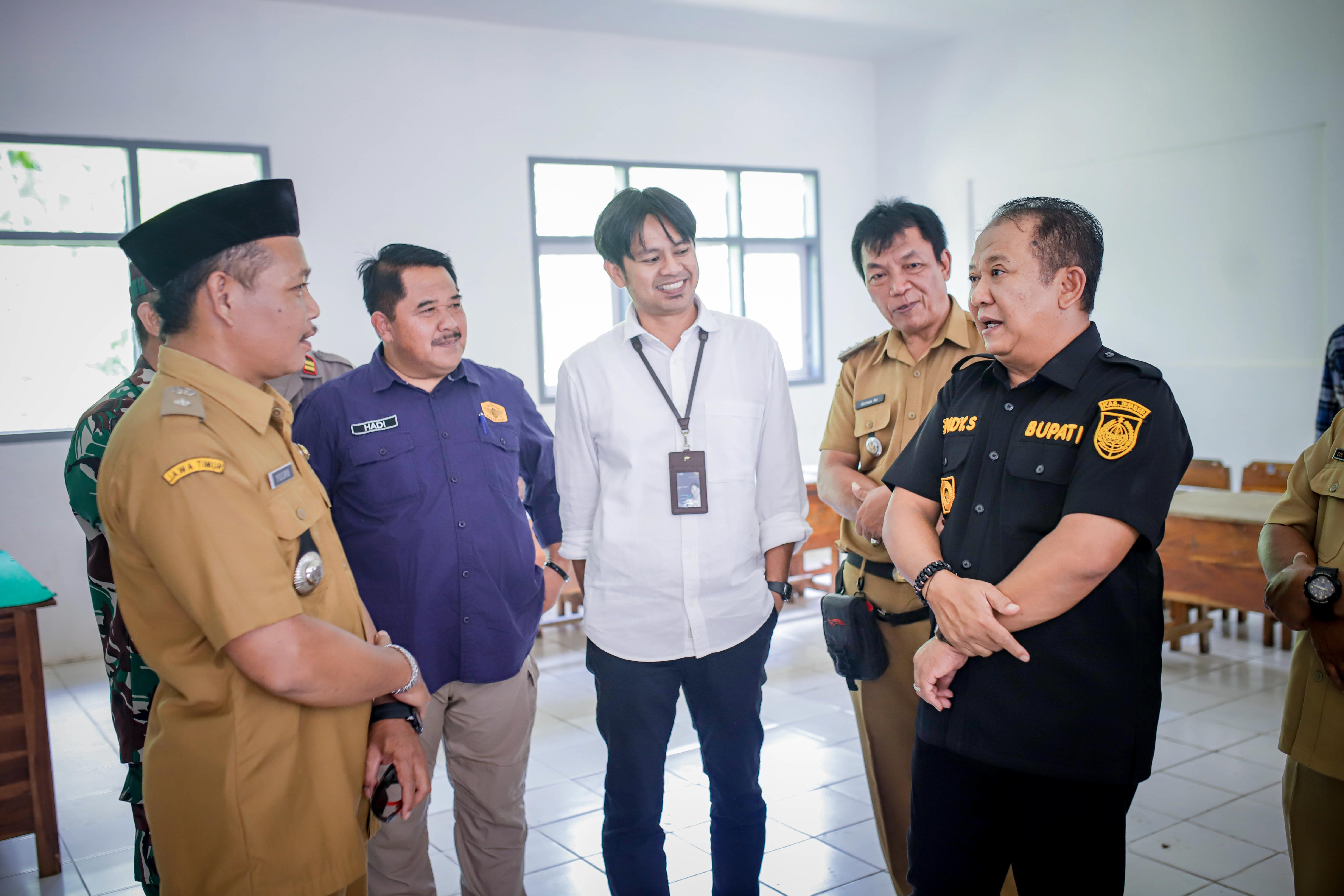 PENINJAUAN: Bupati Jember Hendy Siswanto meninjau bangunan sekolah di Kecamatan Sumberbaru setelah dilakukan perbaikan pada Desember lalu.