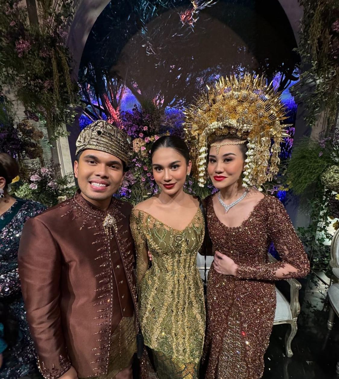 FOTO BERSAMA: Kebersamaan Thoriq Halilintar bersama Istri dan Azizah Salsha saat acara pernikahan.