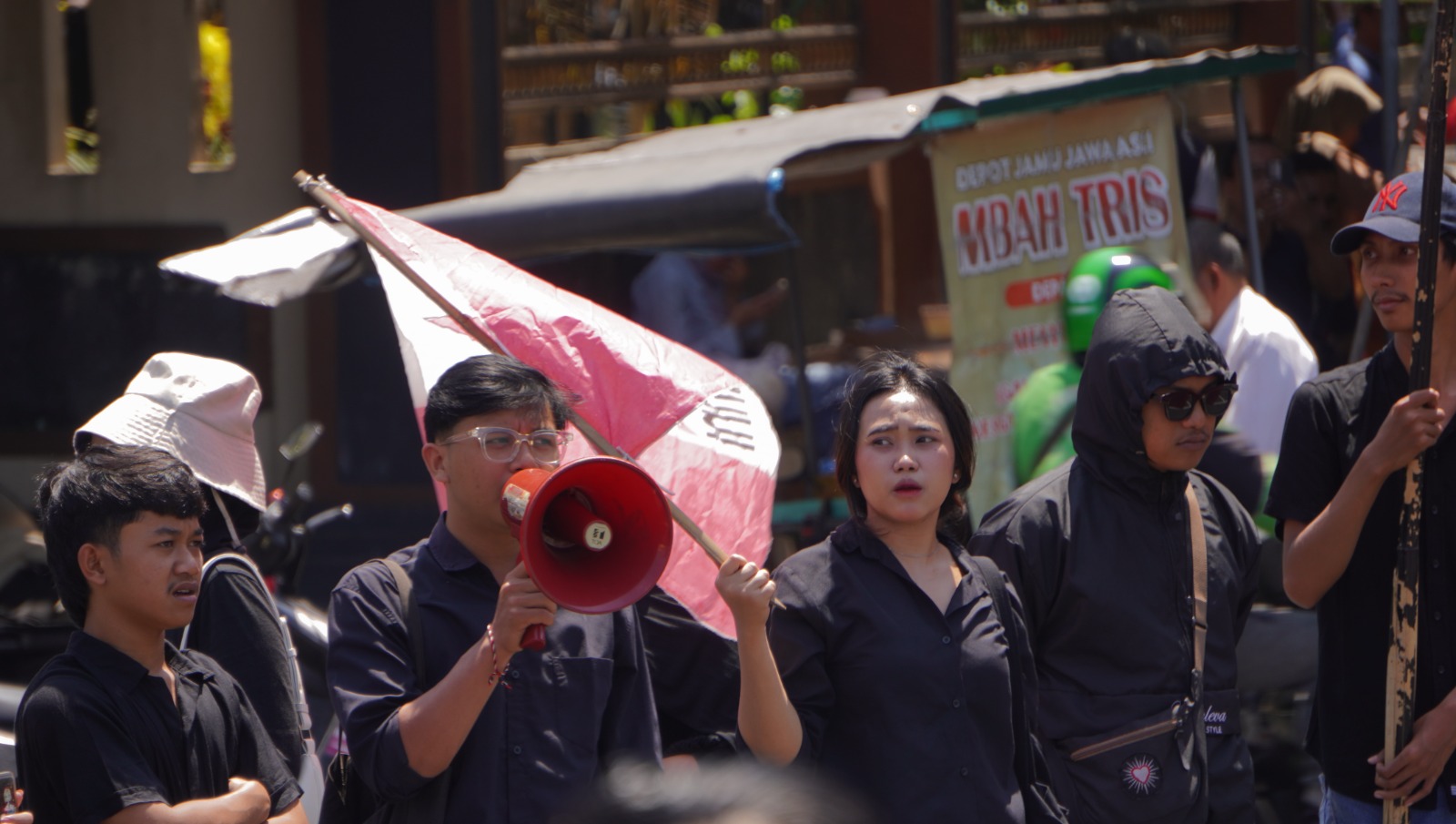 LANTANG: Aktivis GMNI Jember membentangkan tulisan yang berisi kecaman dan tuntutan dalam aksi damai mengawal Putusan MK Nomor 60 tentang Syarat Pencalonan Pilkada, di depan Gedung DPRD, kemarin (22/8