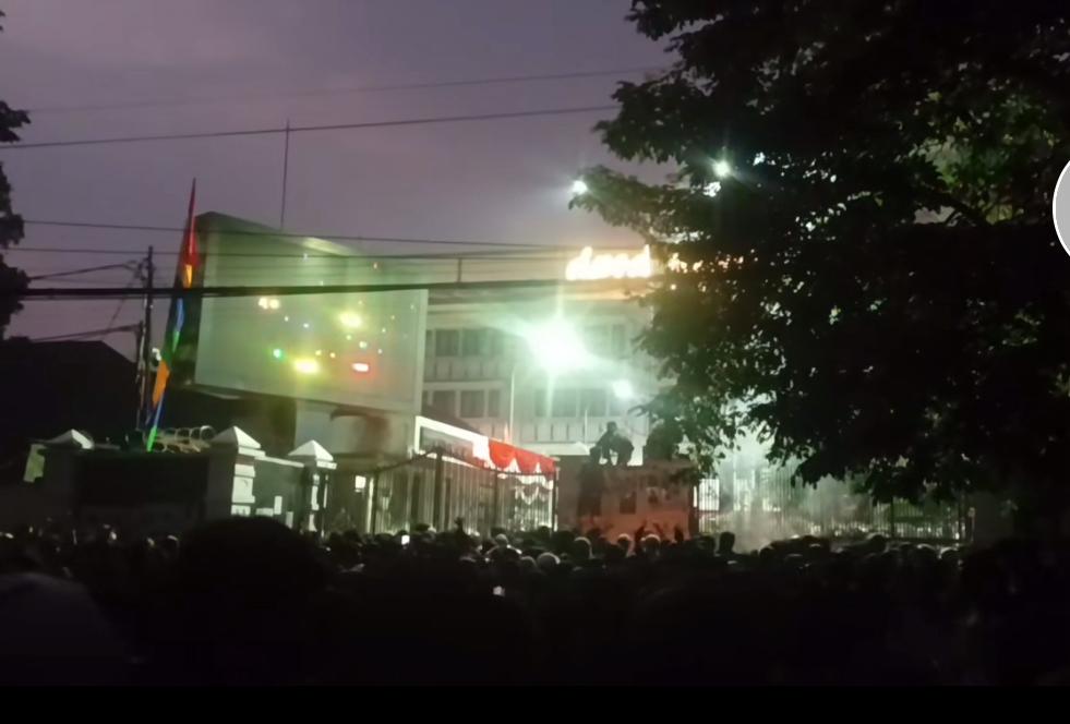 Hasil tangkapan layar demo di Gedung Sate Jawa Barat pada Kamis (22/8) kemarin.