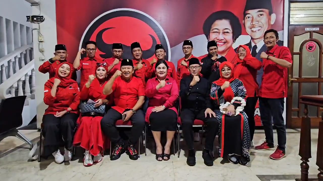 KOMITMEN BERSAMA: Hendy dan Gus Firjaun beserta istri masing-masing, ditemani beberapa pengurus PDIP Jember, usai bertemu dan konsolidasi di Kantor DPD PDIP Jawa Timur, di Surabaya, Kamis petang (22/8