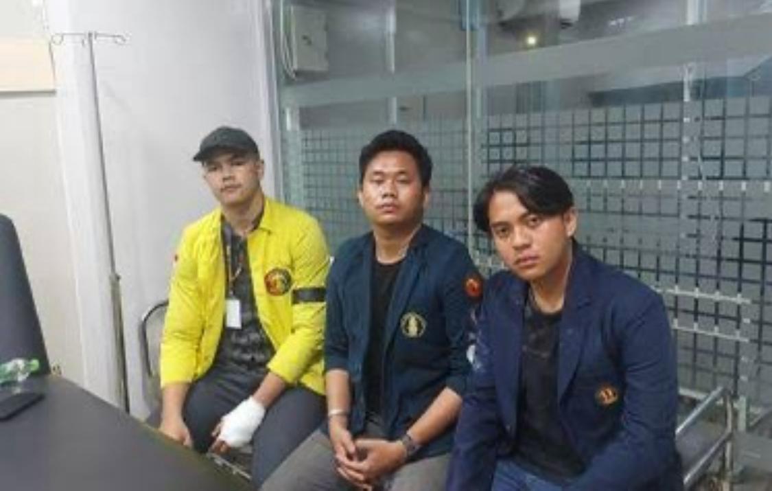 Presiden Bem UI mendapat 11 luka jahitan  pasca kejar-kejaran dengan aparat kepolisian saat demo kemarin (22/8).