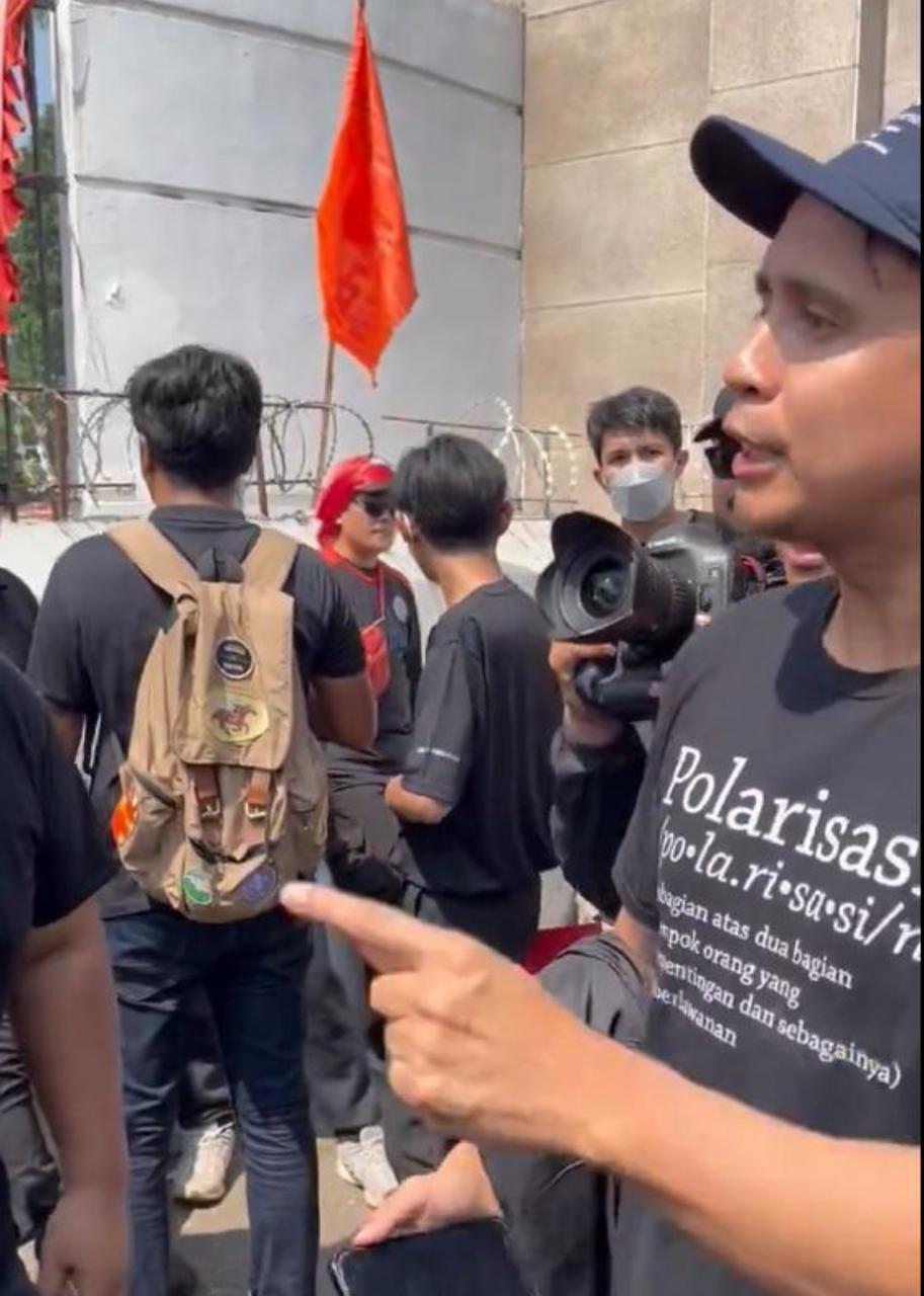 Momen Jovial saat demo pada Kamis (22/8) kemarin membacakan pesan teror dari nomor misterius.