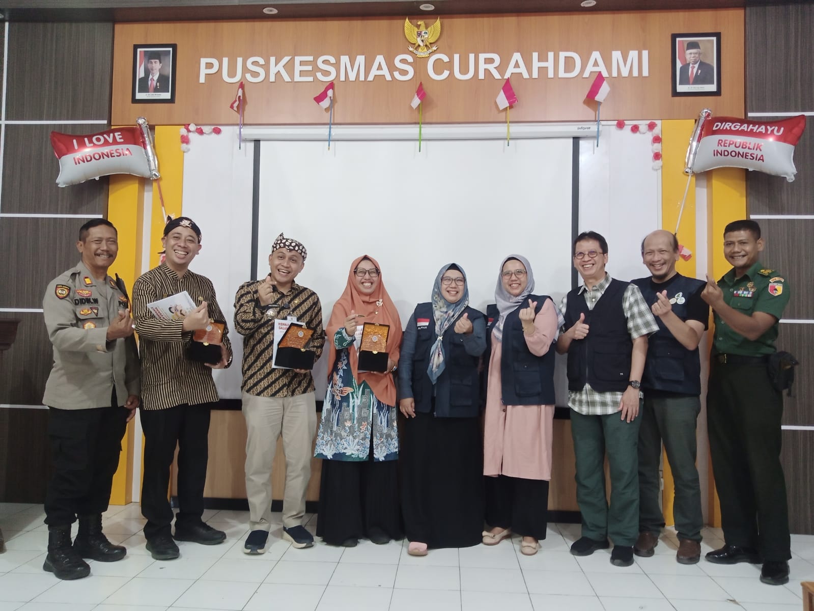 TURUNKAN STUNTING: Tim dokter dari Divisi Gastroenterologi FK UNAIR bersama Camat, Danramil, Kapolsek, perwakilan Dinkes, serta Kepala Puskesmas Curahdami usai penyuluhan tentang.