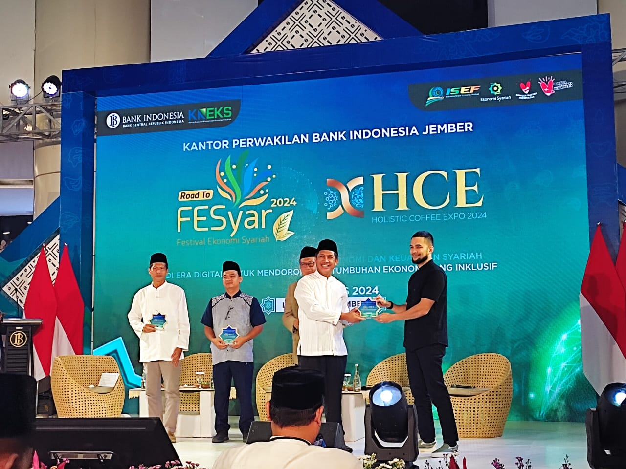 INSPIRATIF: talkshow dalam event Ekonomi Syariah x Holistic Coffee Expo 2024 inovasi Ziswaf dan pemberdayaan ekonomi di era digital. (NURY FAJRIYAH /RADAR JEMBER)