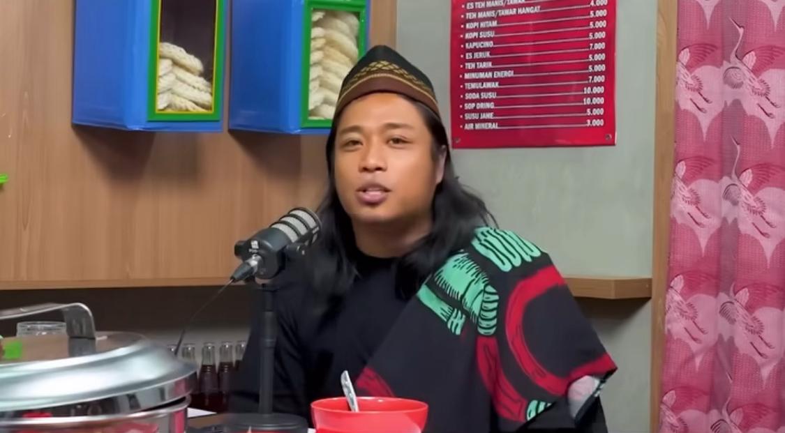 Momen saat Praz Teguh menjadi MC di Podcast Warung Kopi.