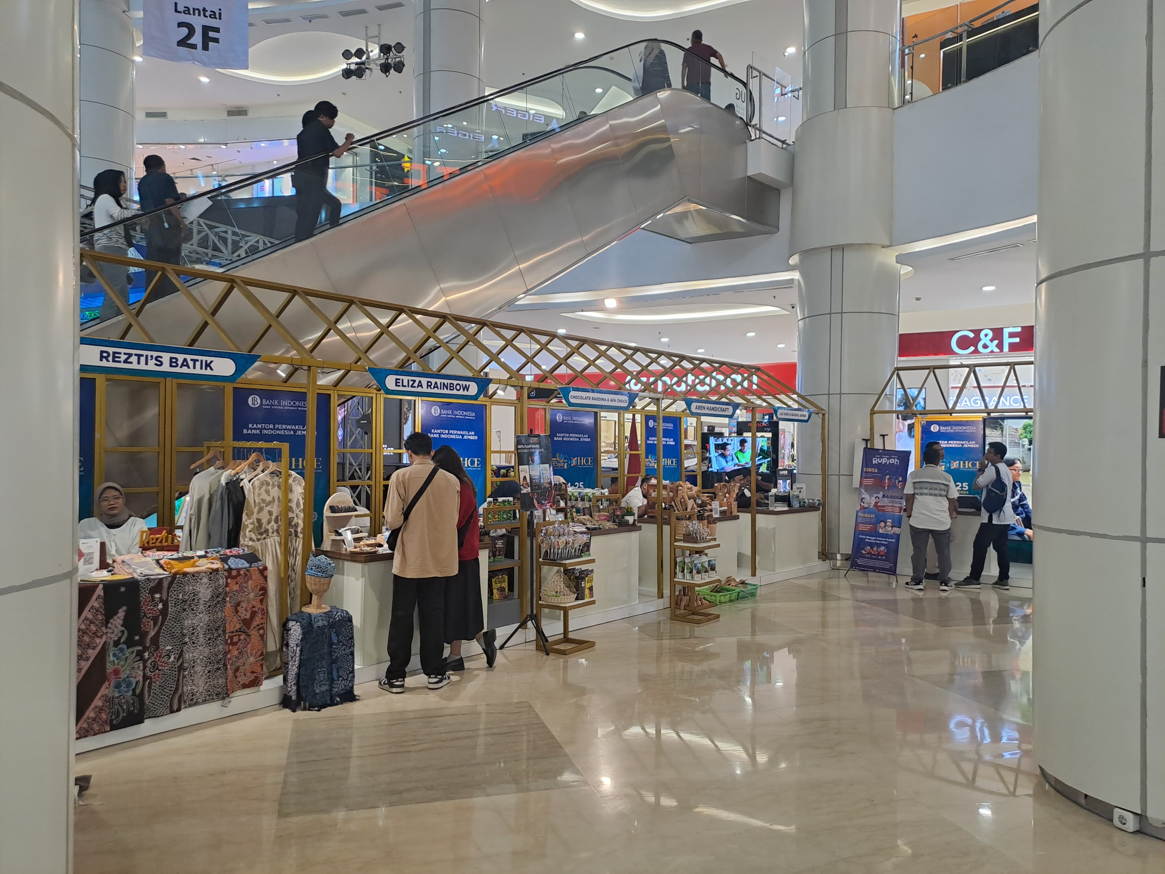 BANYAK PILIHAN: Sejumlah stan kain batik di Lippo Mall Plaza Jember, kemarin. (ABDUL SYAKUR HILMI/RJ)