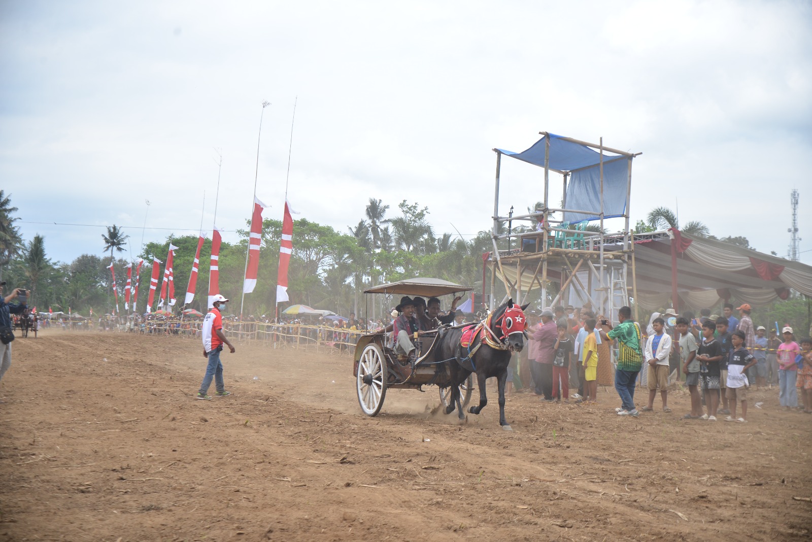 KEREN: Aduan dokar pada kejuaraan Pacuan Kuda Bupati Cup Jember di Desa Tanggul Wetan, Kecamatan Tanggul, menyedot perhatian ribuan orang.(M ADHI SURYA/RADAR JEMBER)