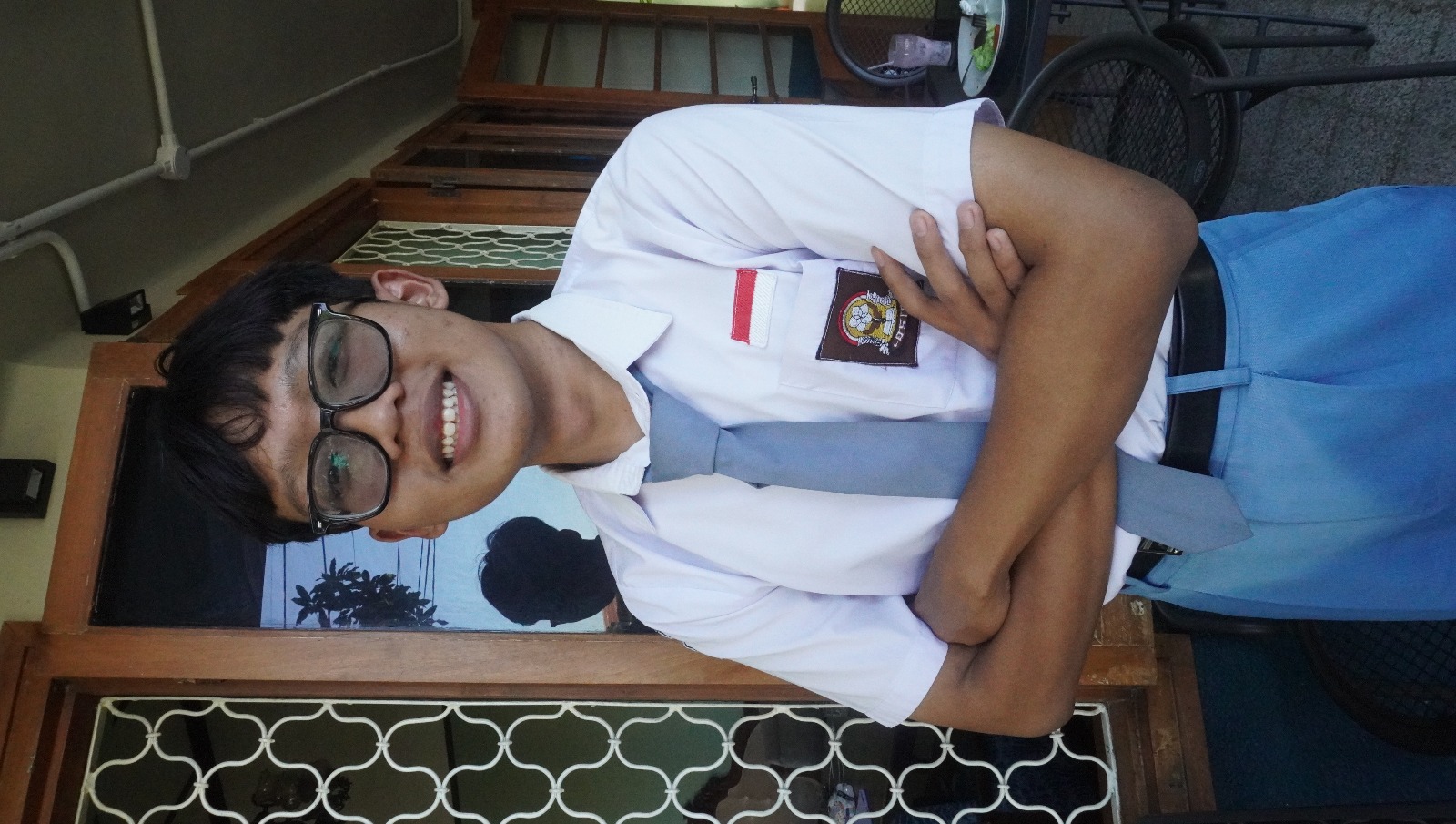 MEMBANGGAKAN: Moch. Haikal Januar, siswa kelas XII SMKN 5 Jember, meraih medali emas dalam LKS Nasional 2024 bidang lomba graphic design technology.(ILHAM WAHYUDI/RADAR JEMBER)