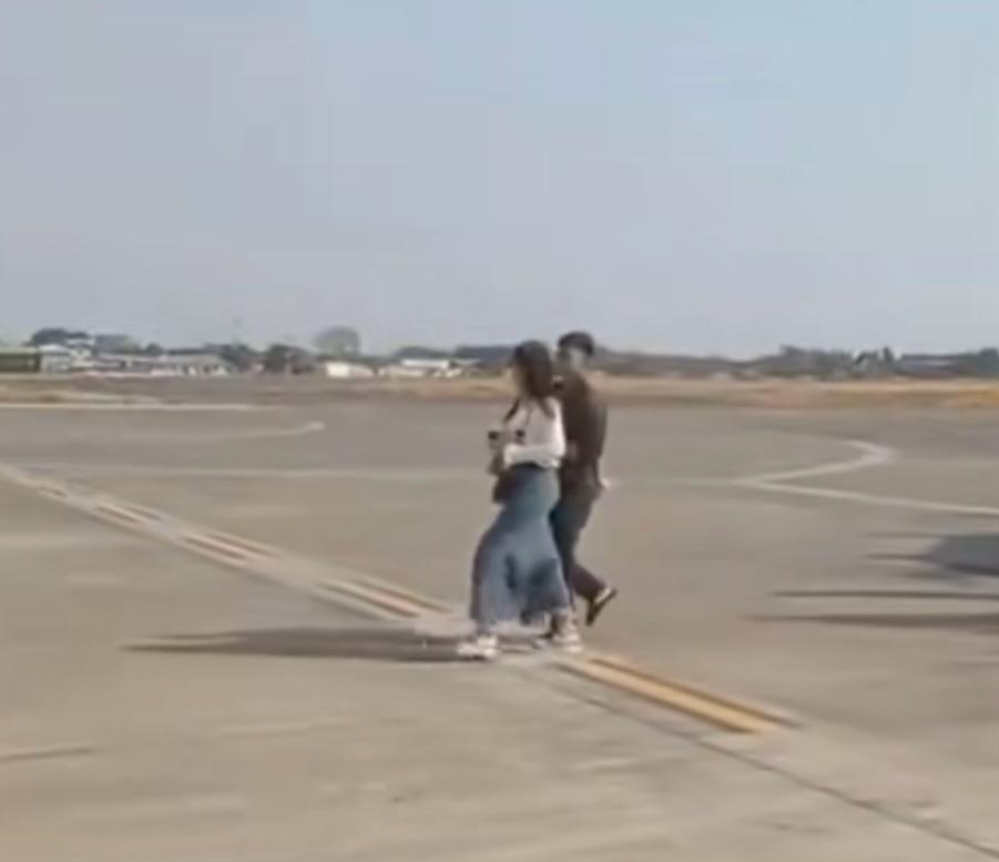 Hasil tangkapan layar saat Erina-Kaesang turun dari Jet membawa barang mewah, langsung naik ke mobil pribadinya.