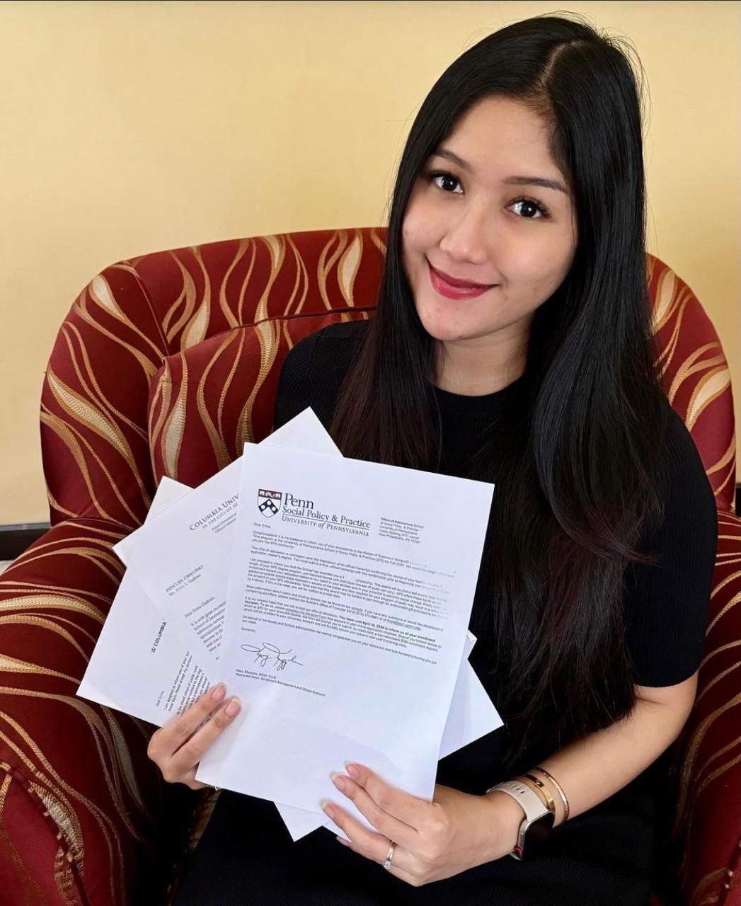 Erina Gudono membagikan momen saat mendapatkan surat beasiswa dari Shool of Social & Practice di University of Pennsylvania.