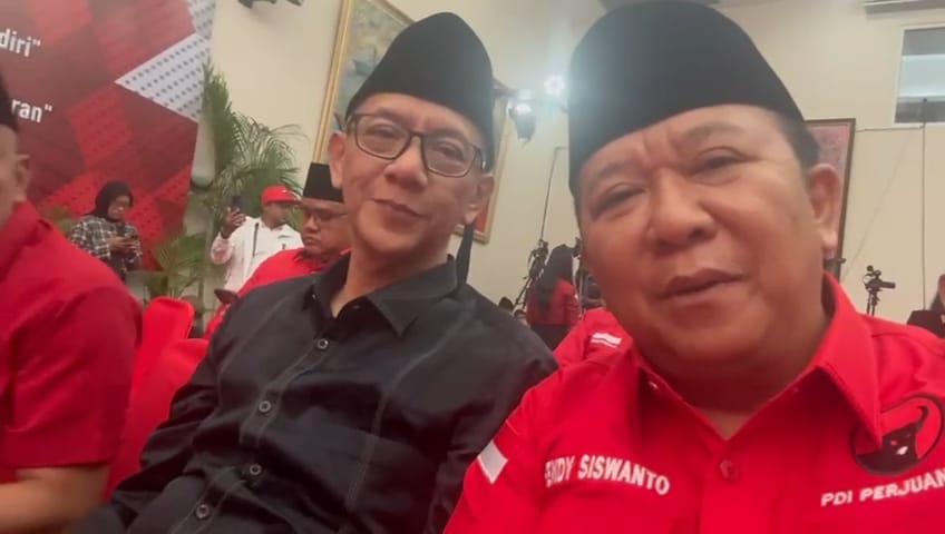 JEMPUT REKOM: Hendy bersama Gus Firjaun, saat menjemput surat rekom pencalonan Pilkada dari DPP PDI Perjuangan, di Jakarta, Senin (16/8). (HENDY SISWANTO )