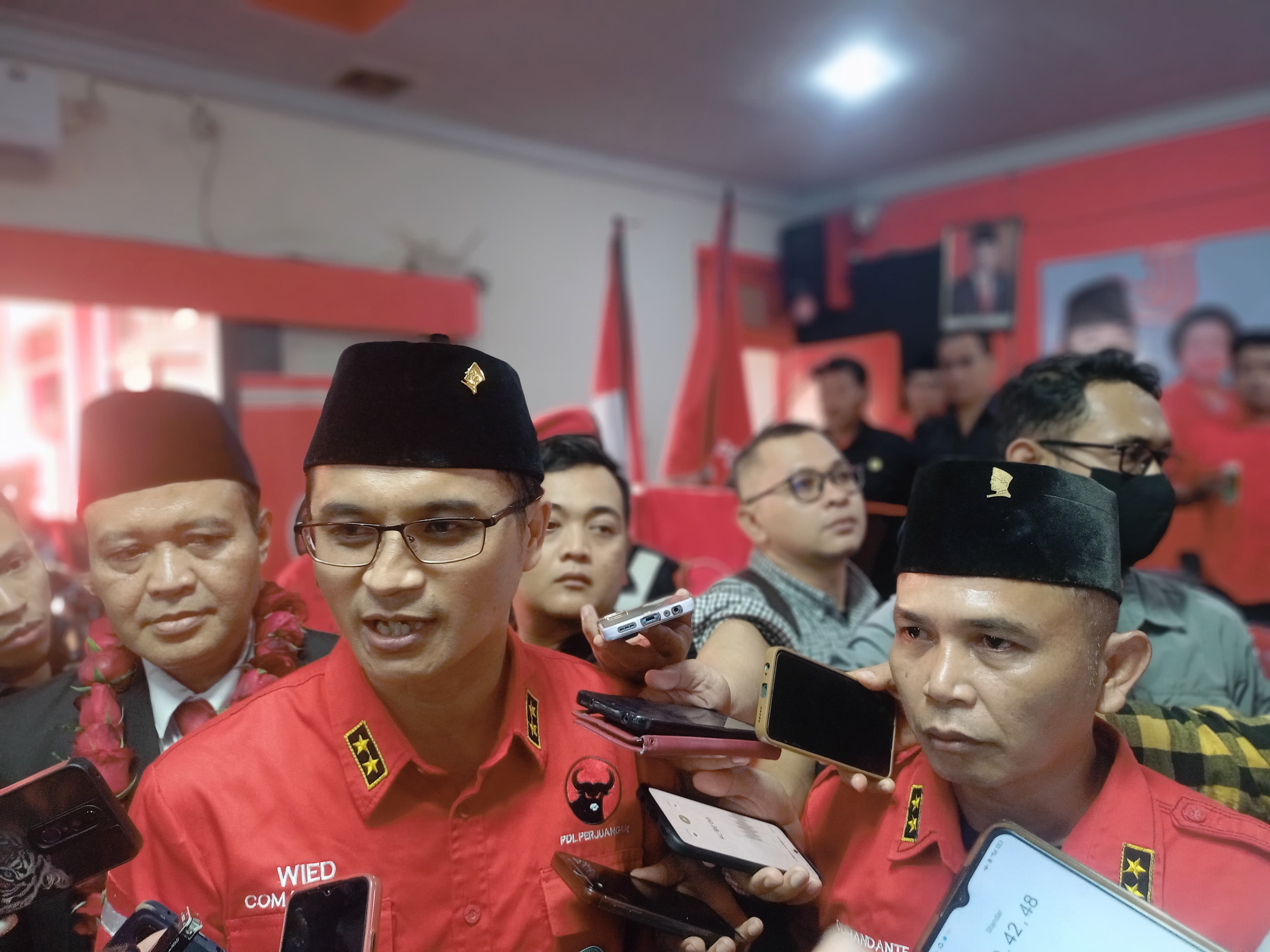 BERI PAPARAN: Sekretaris DPC PDIP Jember Widarto, bersama pengurus DPC, Hariyanto, saat memberikan pernyataan pers terkait Pilkada Jember, belum lama ini.(MAULANA/RADAR JEMBER )