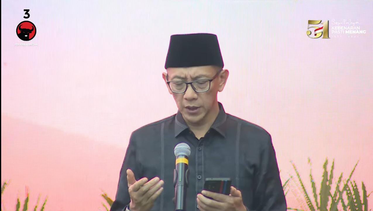 KHIDMAT: Gus Firjaun saat memimpin jalannya doa, saat penutupan acara penyerahan rekomendasi Pilkada oleh DPP PDIP, di Jakarta, Senin (26/8).(DPP PDIP )