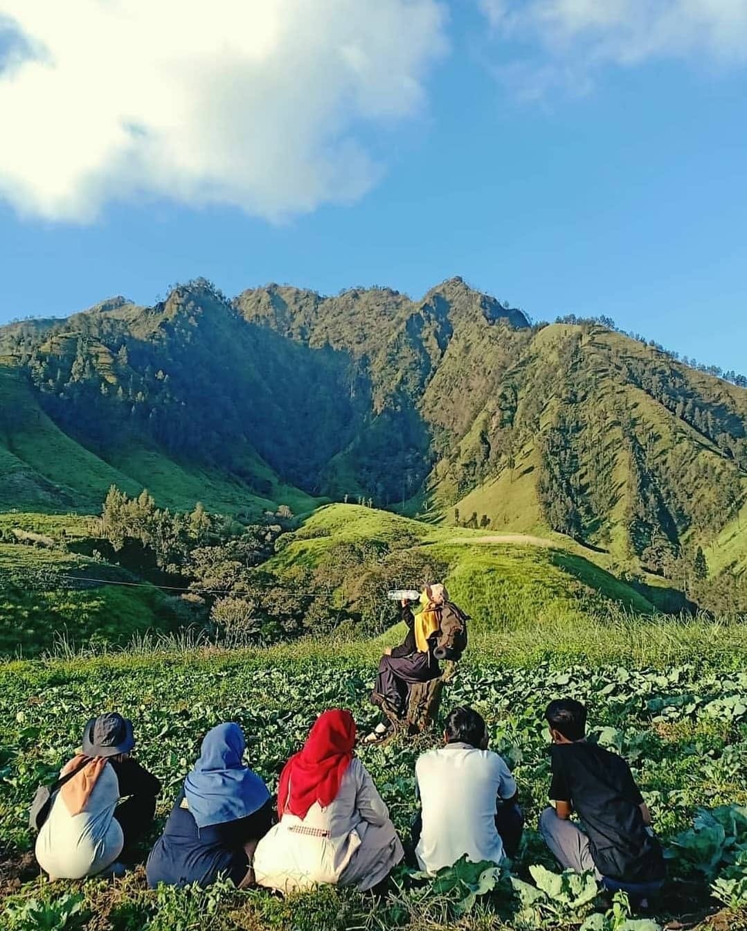 NIKMATI PEMANDANGAN ALAM: Salah seorang pengunjung menikmati wisata Taman Galuh yang berada di Desa Sumberejo, Kecamatan Ijen. (PEMDES SUMBEREJO)