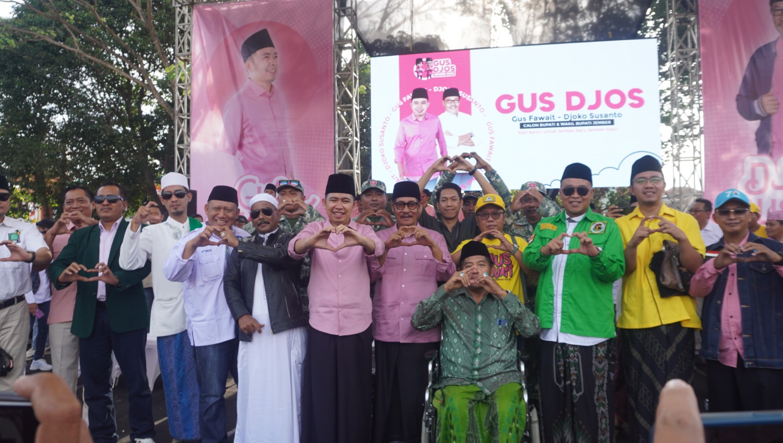 SATU SUARA: Bakal calon bupati Jember, Muhammad Fawait dan Djoko Susanto, deklarasi bersama parpol pengusung beserta organ relawan, di Alun-Alun Kecamatan Tanggul, Selasa (27/8). (YULIO FA/RADAR JEMBE