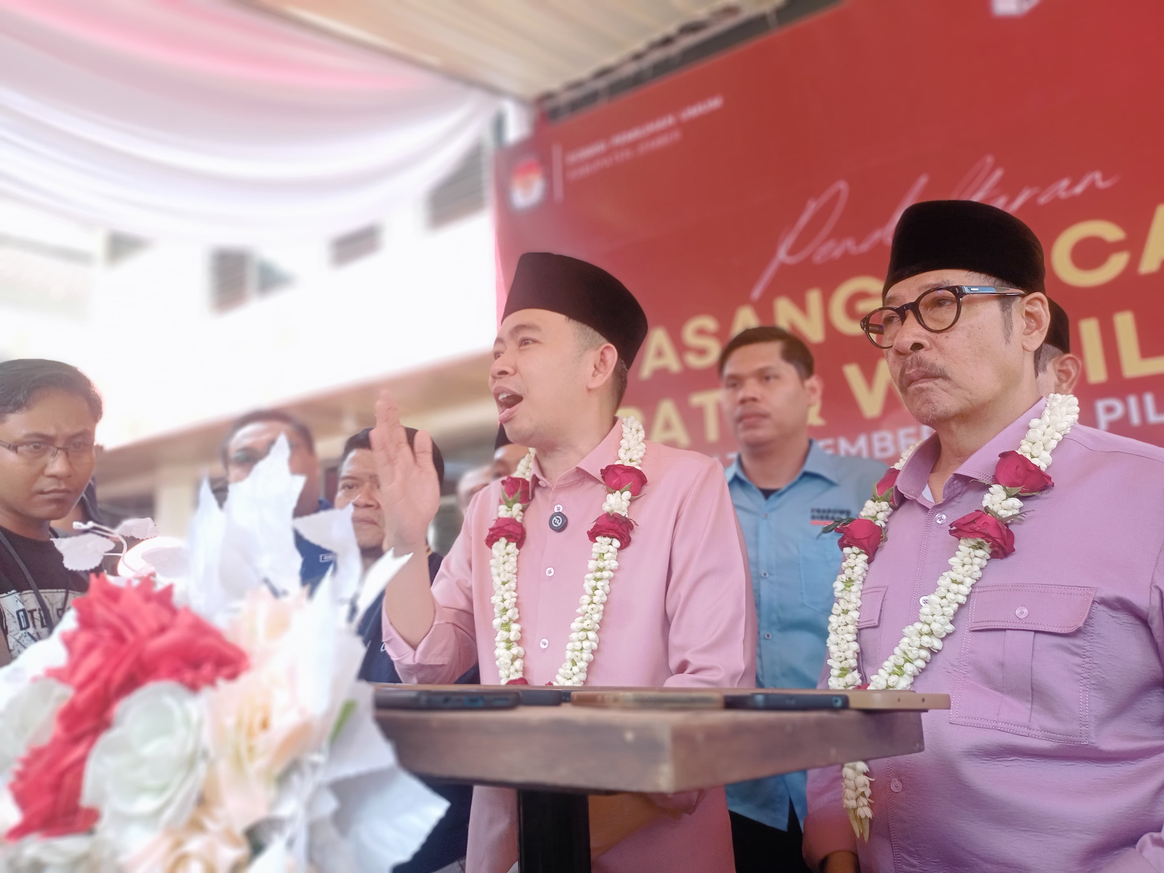 RESMI MENDAFTAR: Muhammad Fawait dan Djoko Susanto, saat mendaftarkan diri sebagai Bacabup-Bacawabup ke KPU Jember, Rabu siang (28/8).