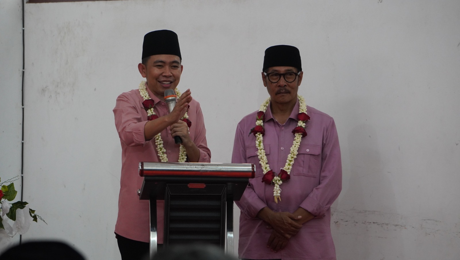RESMI MENDAFTAR: Fawait dan Djoko saat mendatangi KPU Jember untuk mendaftarkan diri sebagai bacabup-bacawabup Pilkada Jember 2024, Rabu (28/8). (YULIO/RJ)